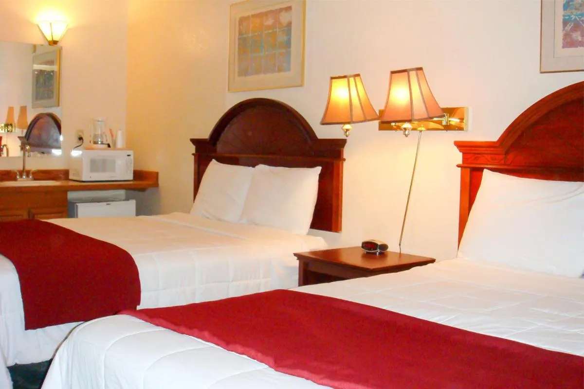 Queen Room with Two Queen Beds in Village Inn & Suites Marysville