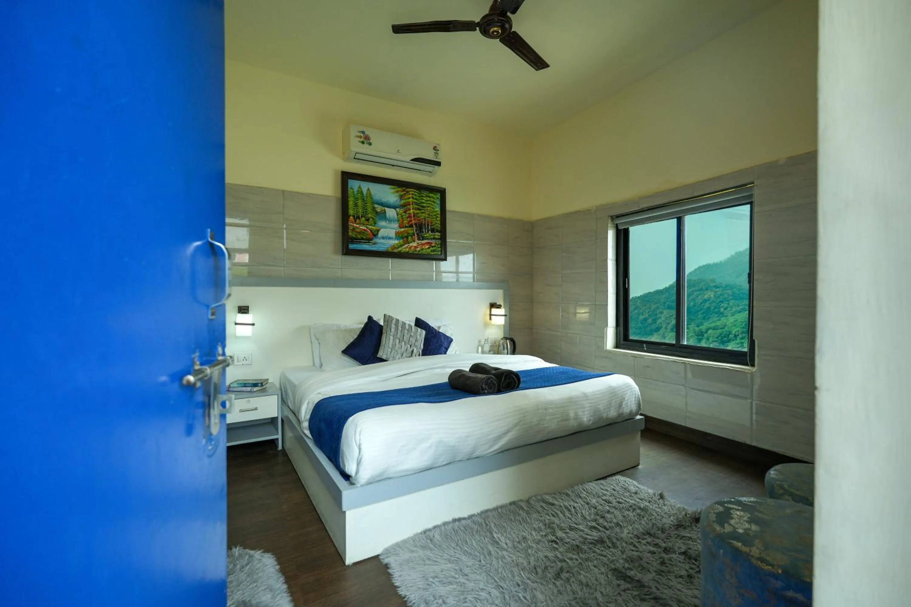 Deluxe Double Room in Shalom Backpackers Rishikesh