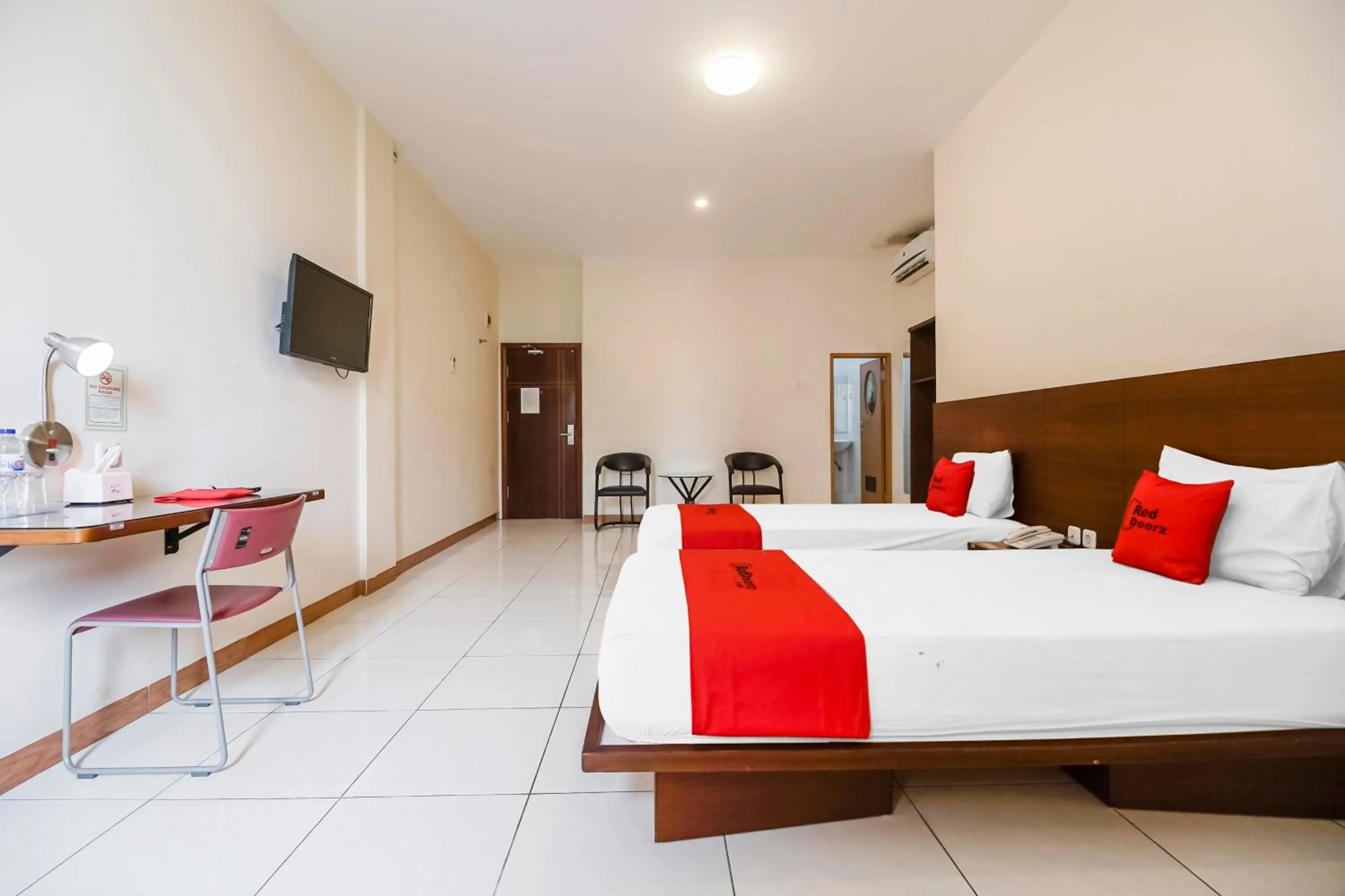 Deluxe Twin Room in RedDoorz Plus at Karebosi Area 2 Makassar