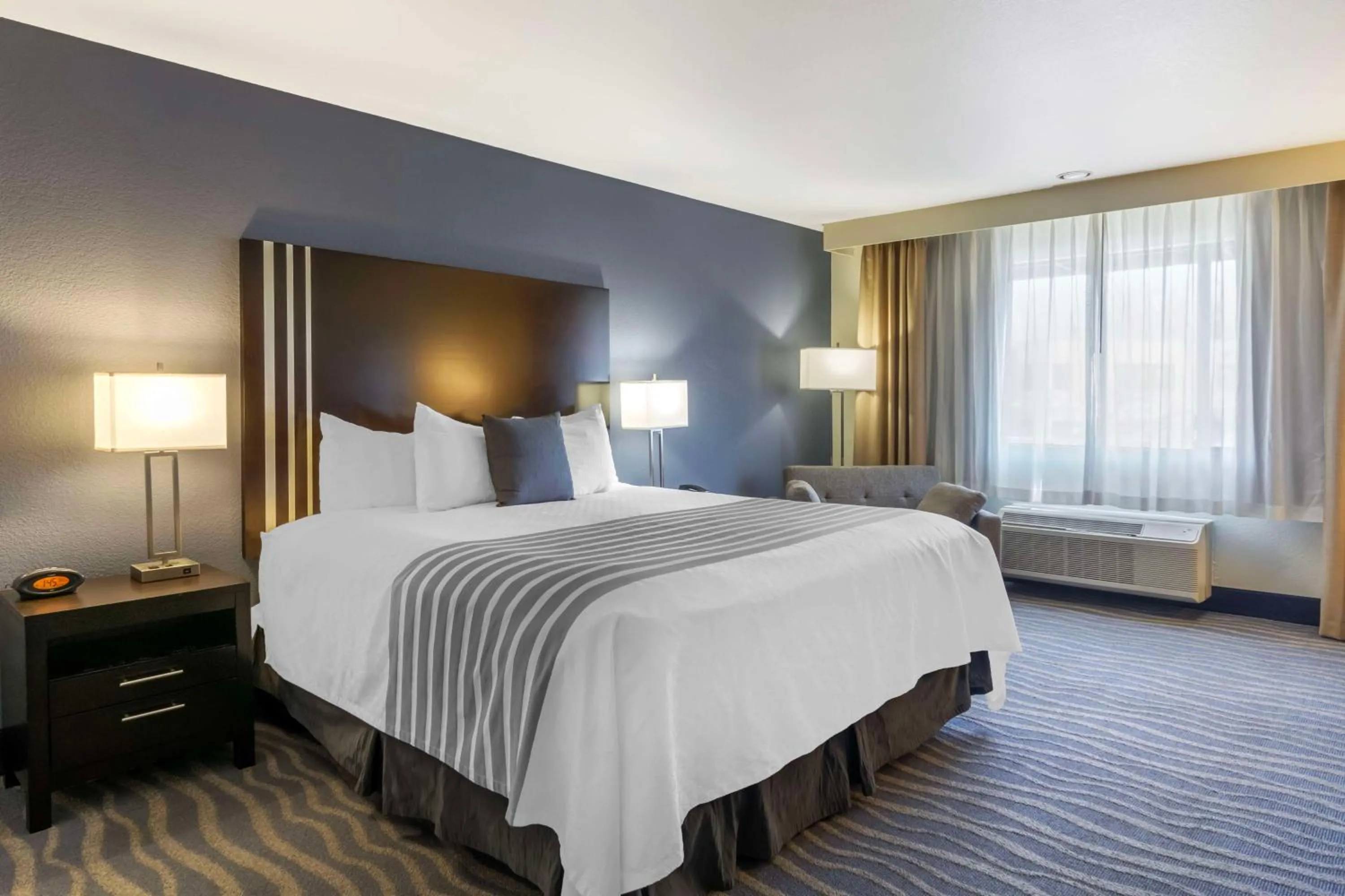 King Room - Non-Smoking in Best Western Plus Edmonds Harbor Inn