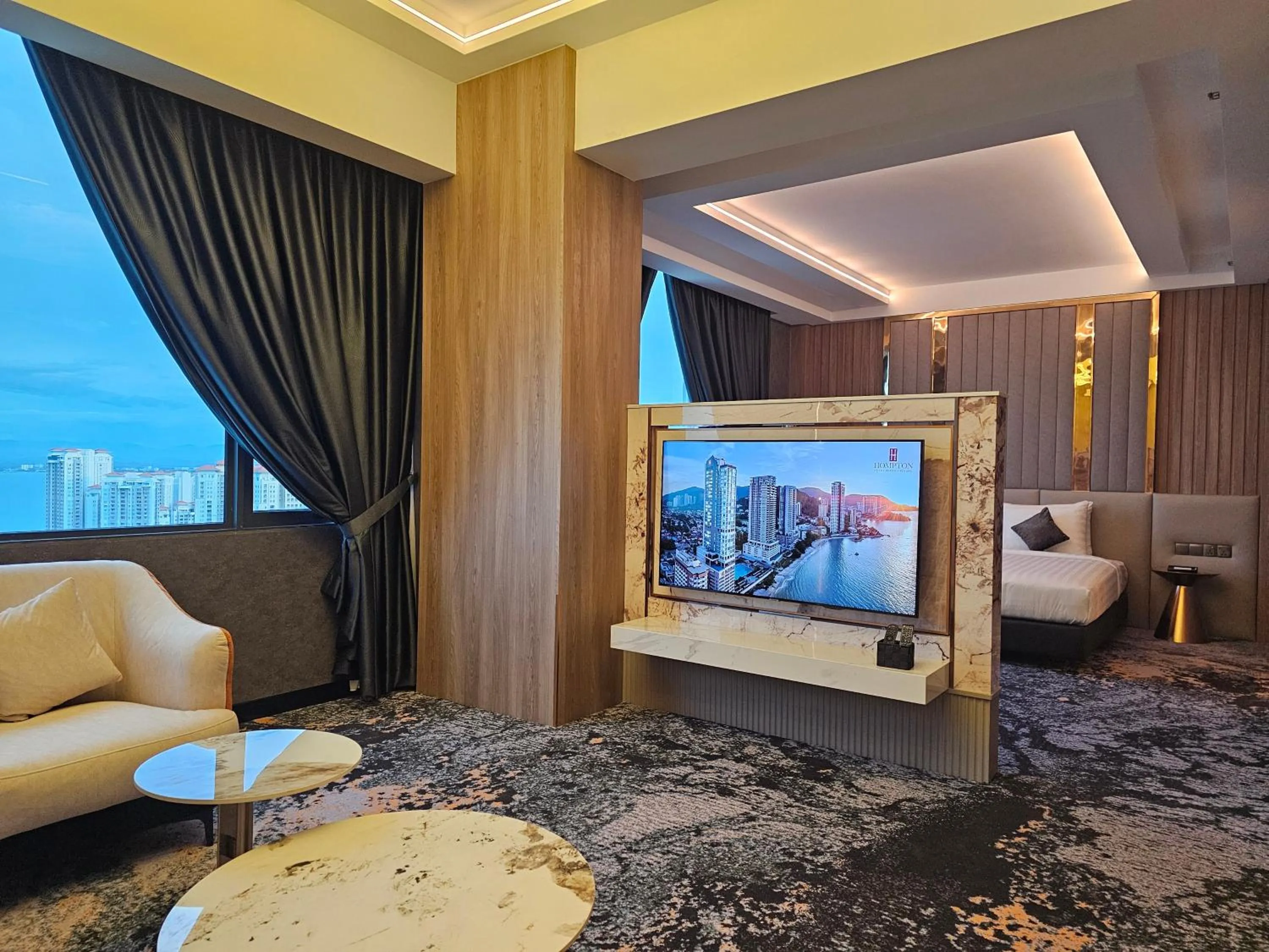 Sky Suite – Super King Bed in Hompton Hotel by the Beach