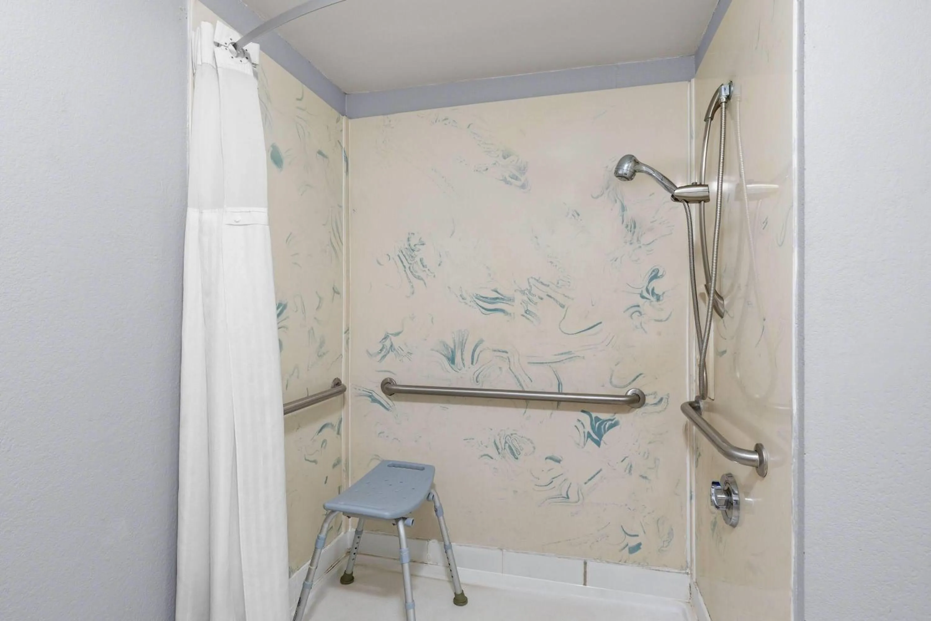 King Room with Walk-In Shower - Mobility Accessible/Non-Smoking in Super 8 by Wyndham Bulls Gap Greeneville Area