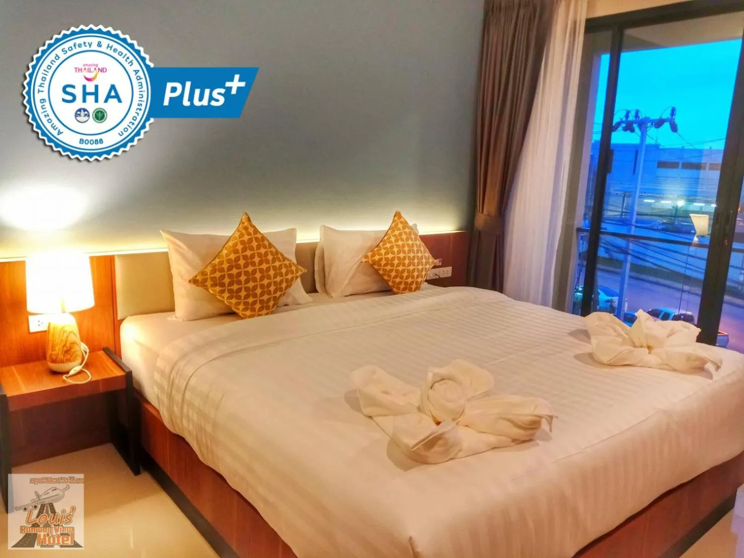 King Room with Balcony in Louis' Runway View Hotel - SHA Extra Plus