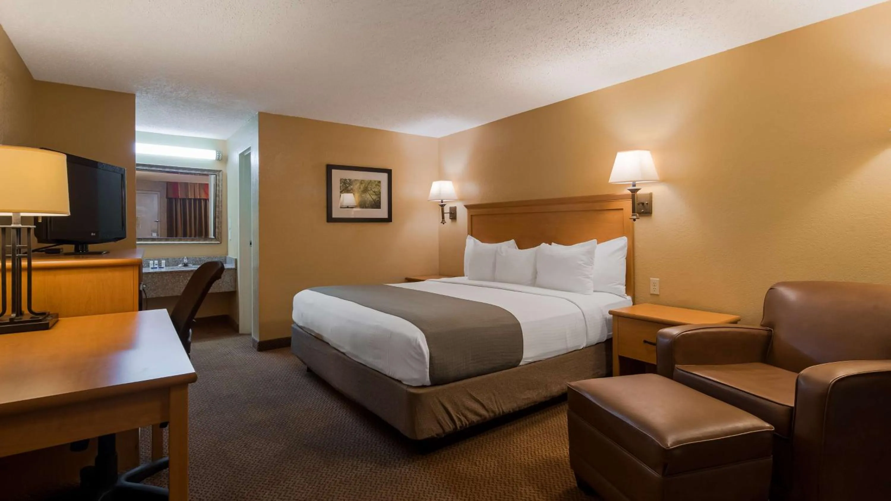 King Room - First Floor/Non-Smoking in SureStay Plus by Best Western Covington
