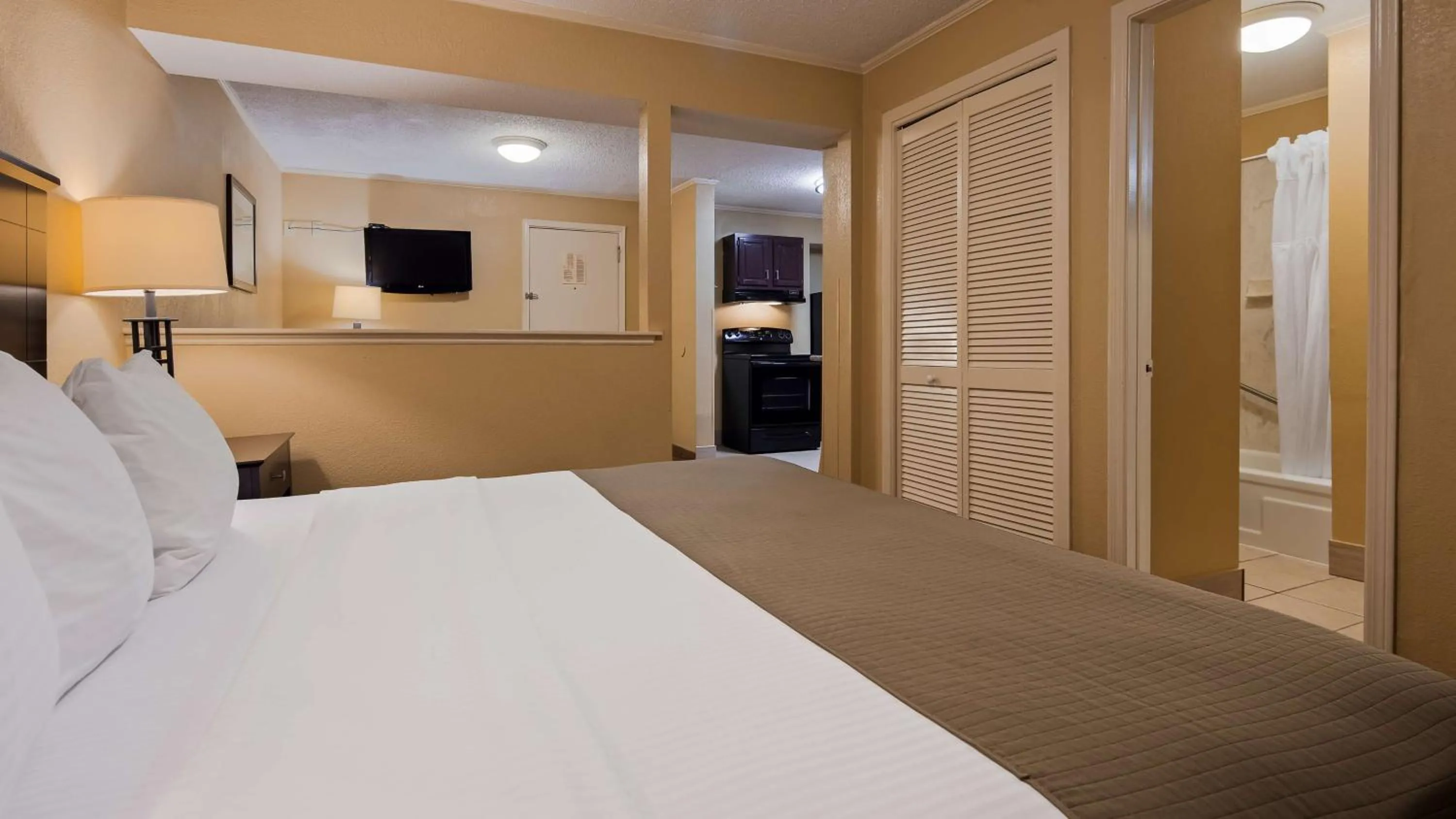 Queen Room with Kitchenette - Second Floor/Non-Smoking in SureStay Plus by Best Western Covington