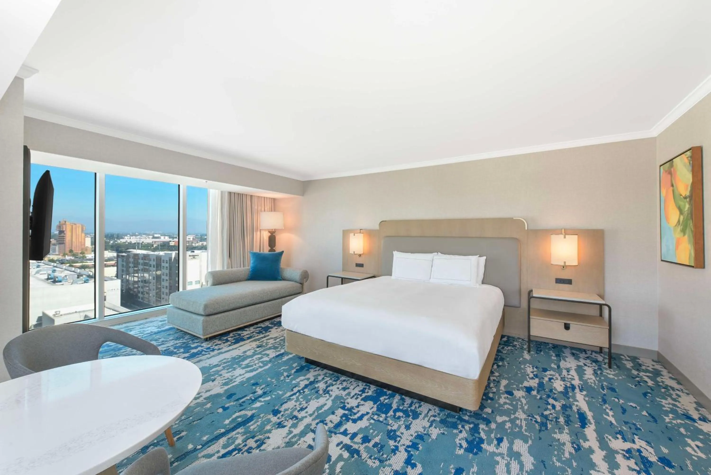 King Room with Theme Park and Pool View in Hilton Anaheim