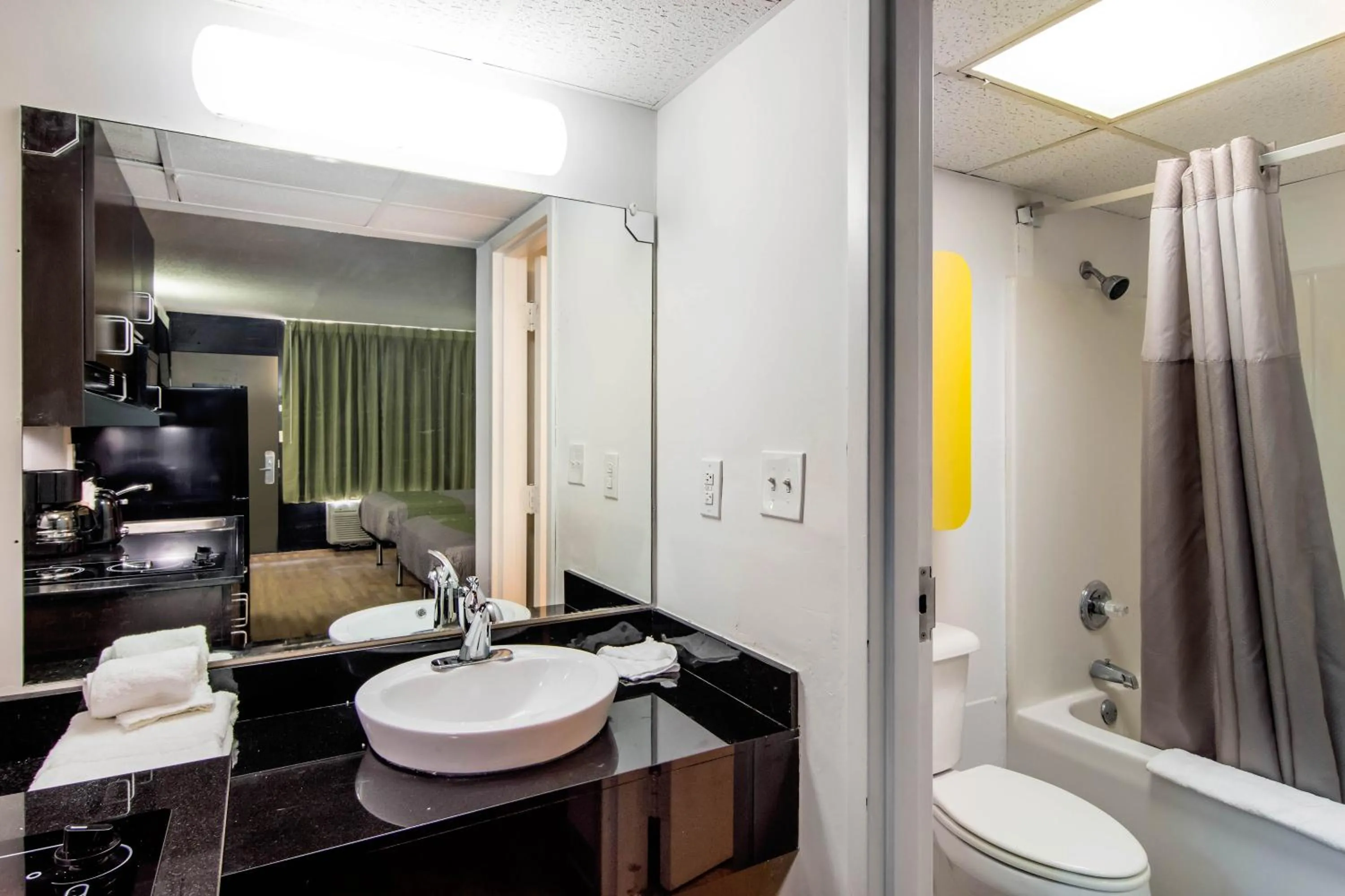 Quadruple Room - Disability Access - Non-Smoking in Studio 6 LaGrange