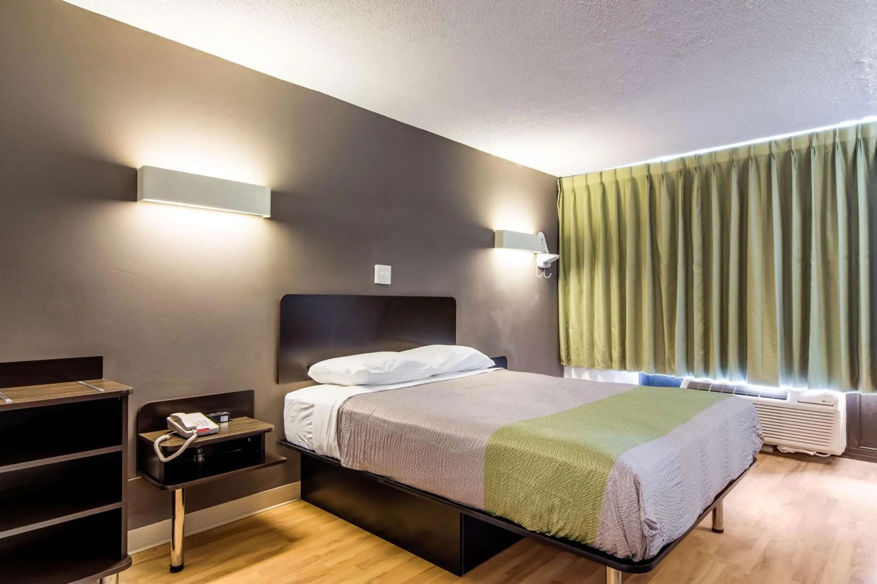 Deluxe Queen Room - Non-Smoking in Studio 6 LaGrange