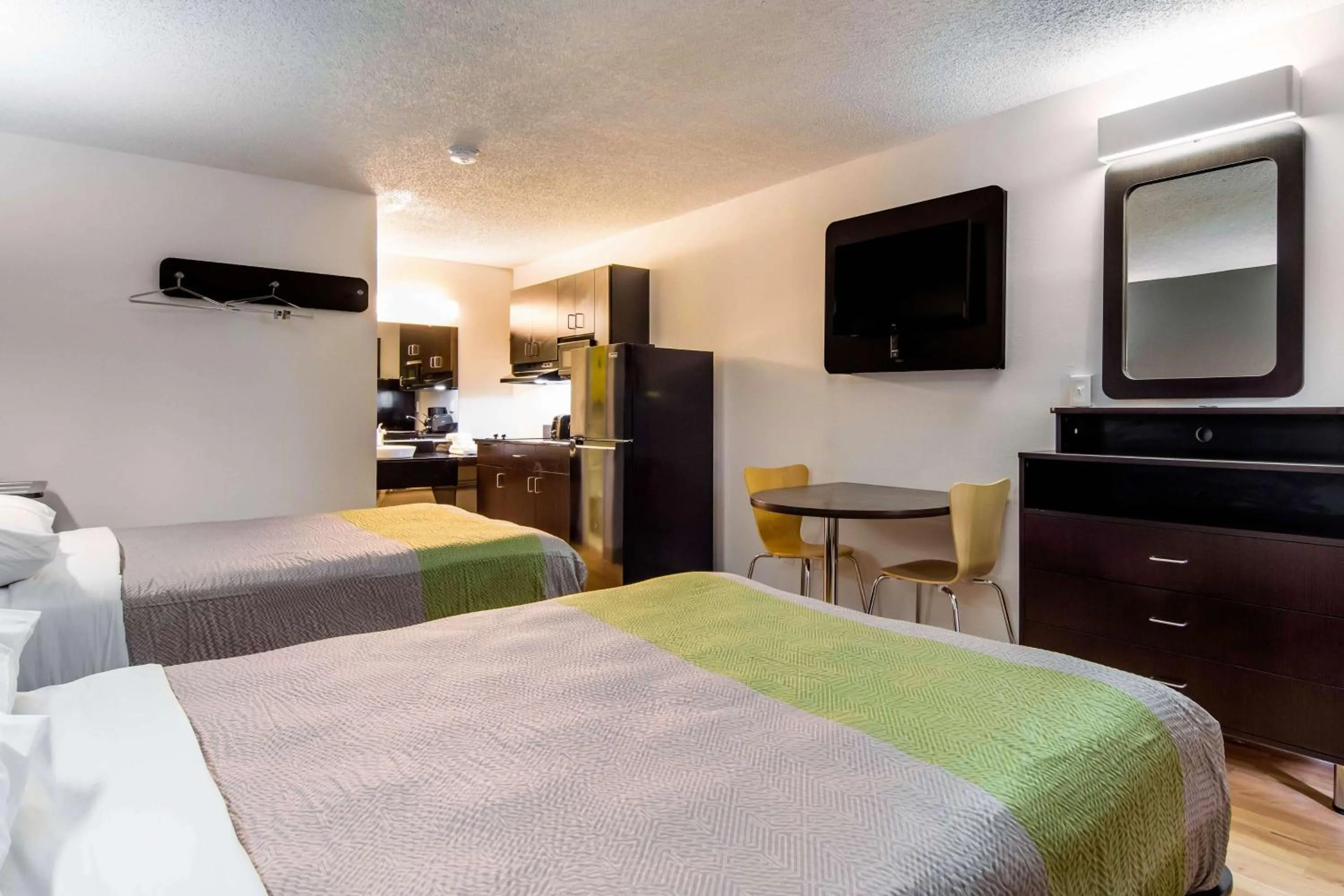 Deluxe Quadruple Room - Non-Smoking in Studio 6 LaGrange