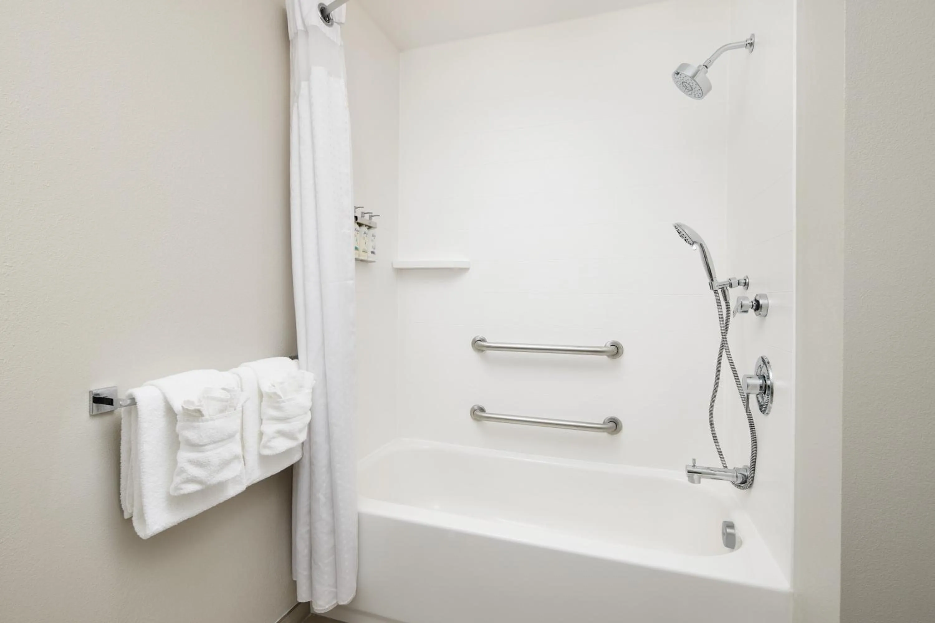 King Suite with Communication Mobility Accessible Tub in Holiday Inn Express and Suites Wheeling by IHG