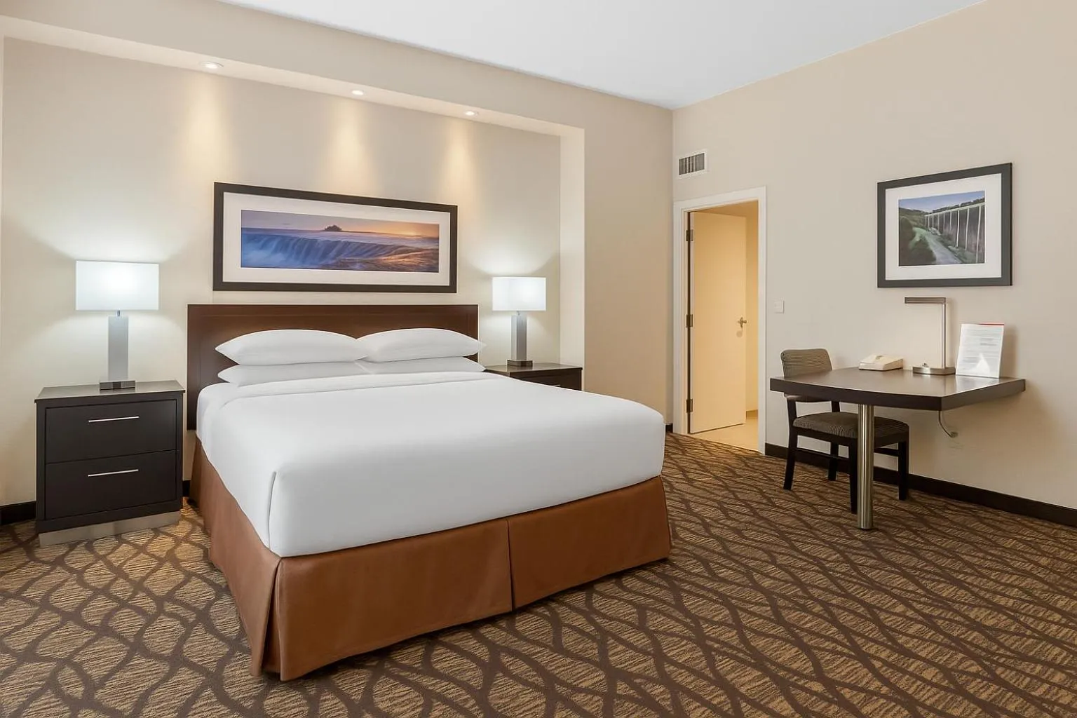 Bed in Hyatt Regency Niagara Falls Fallsview