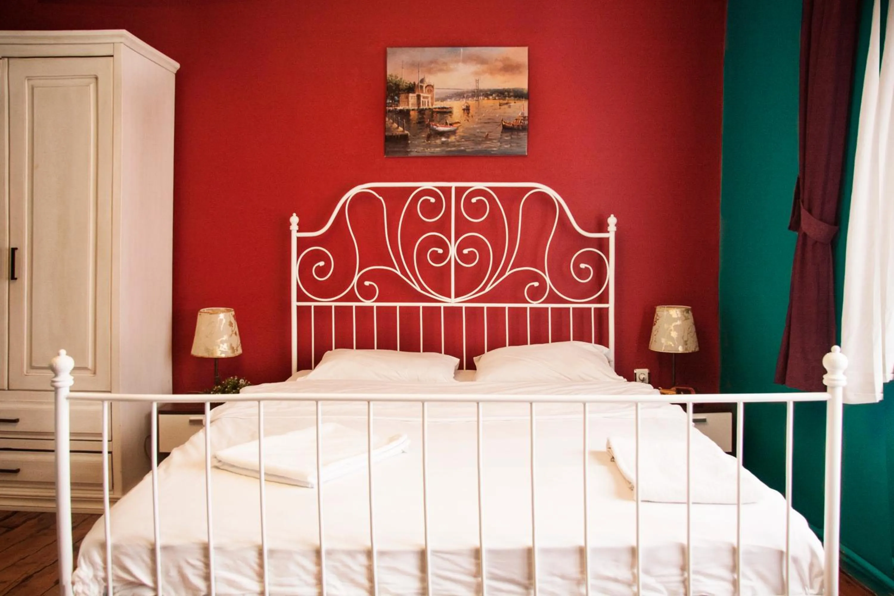 Deluxe Triple Room with Private Bathroom in Cheers Midtown Hostel