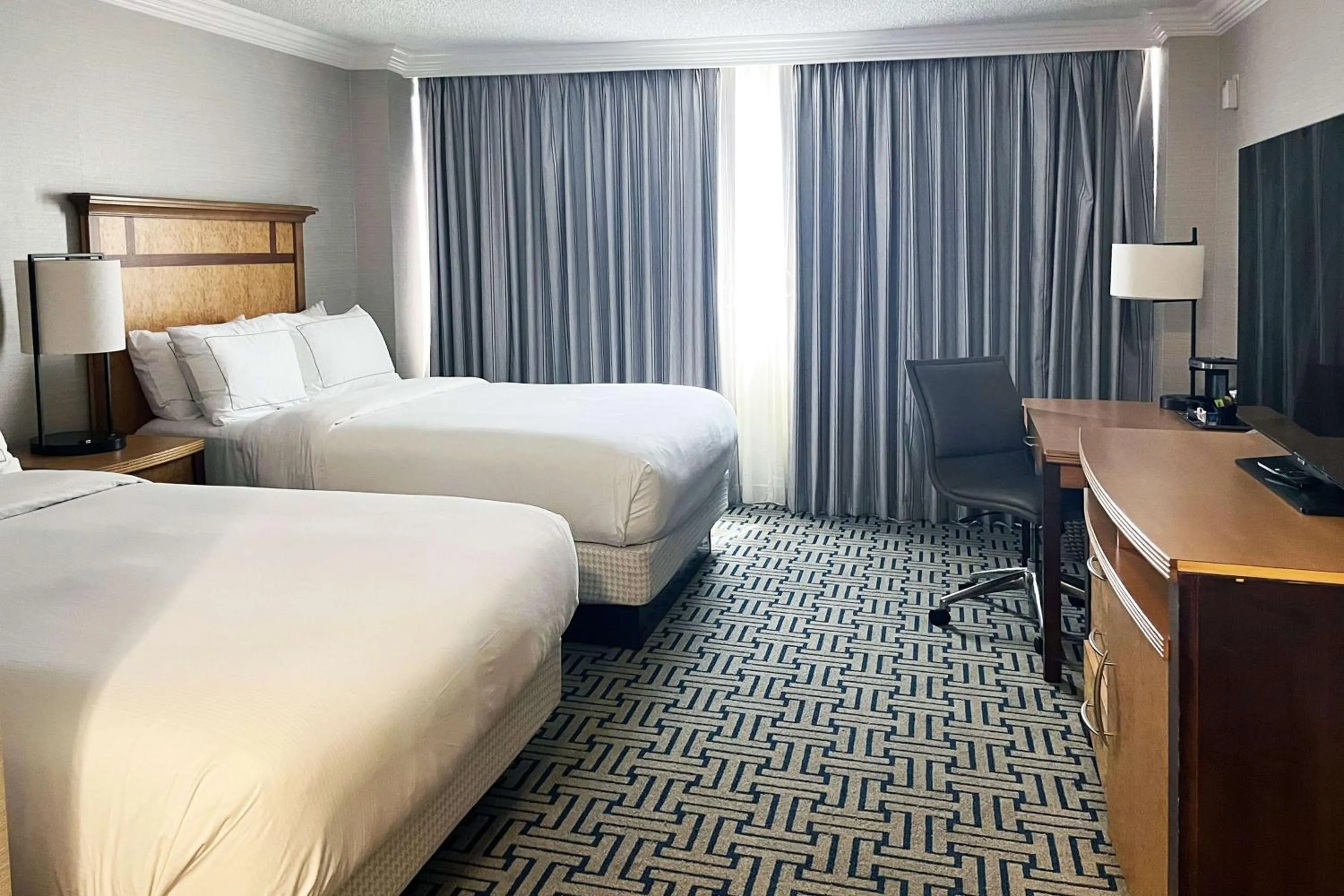 Queen Room with Two Queen Beds with Pool View in Hilton Ocala