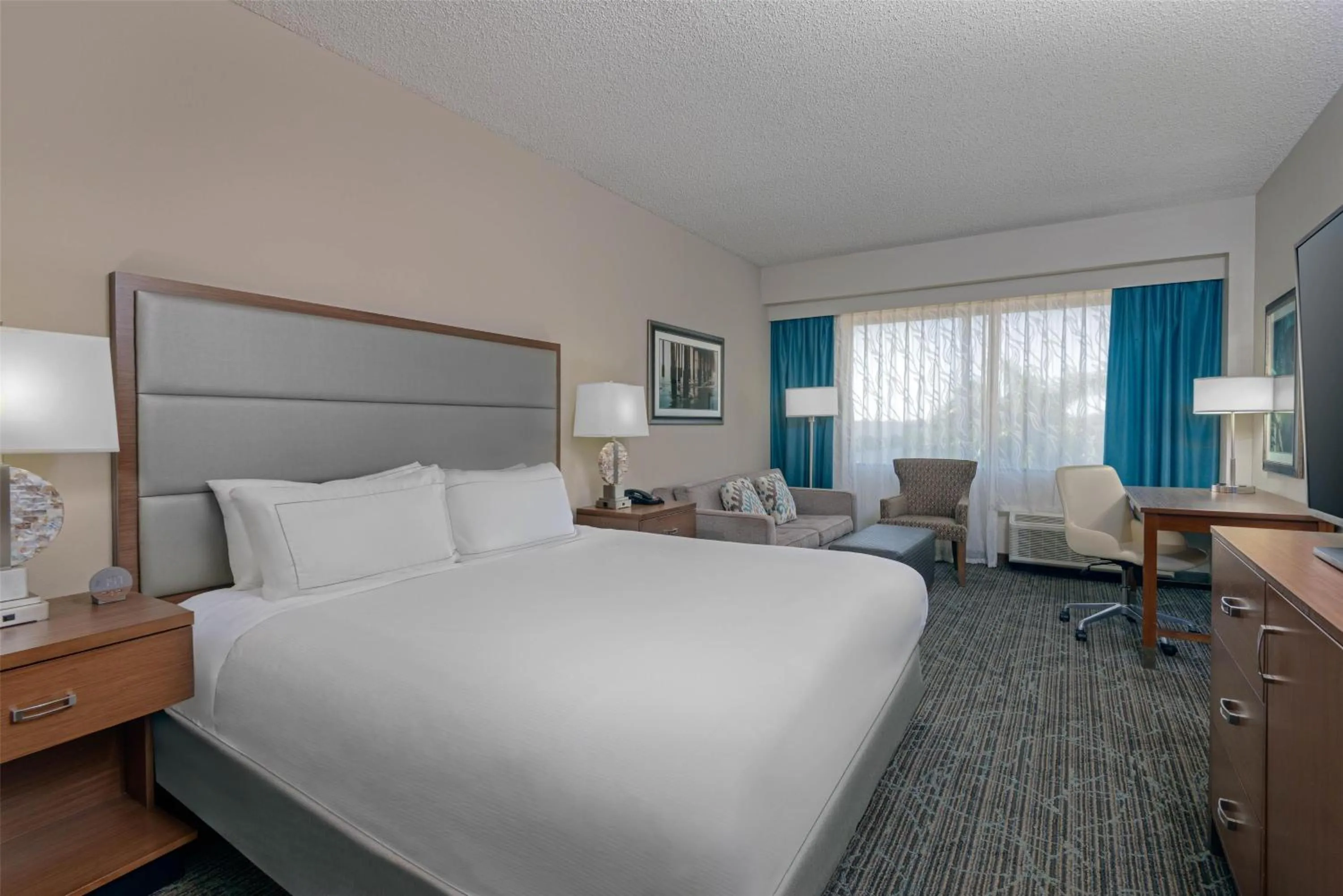 Double Room with One Double Bed - Disability Access in DoubleTree by Hilton Hotel West Palm Beach Airport