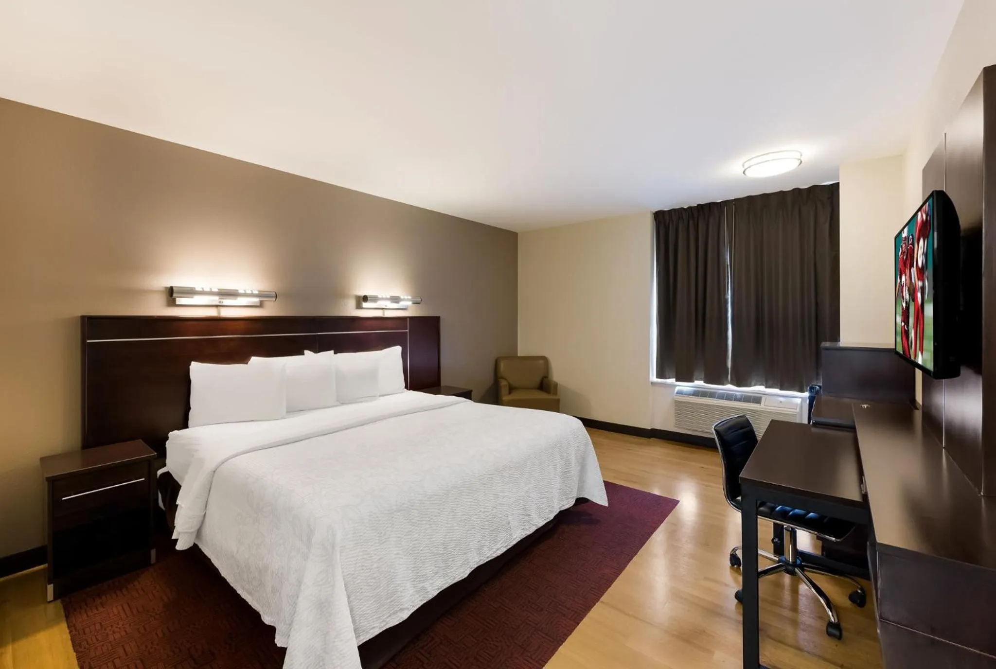 Superior King Room Smoke Free in Red Roof Inn PLUS+ Columbus Downtown - Convention Center