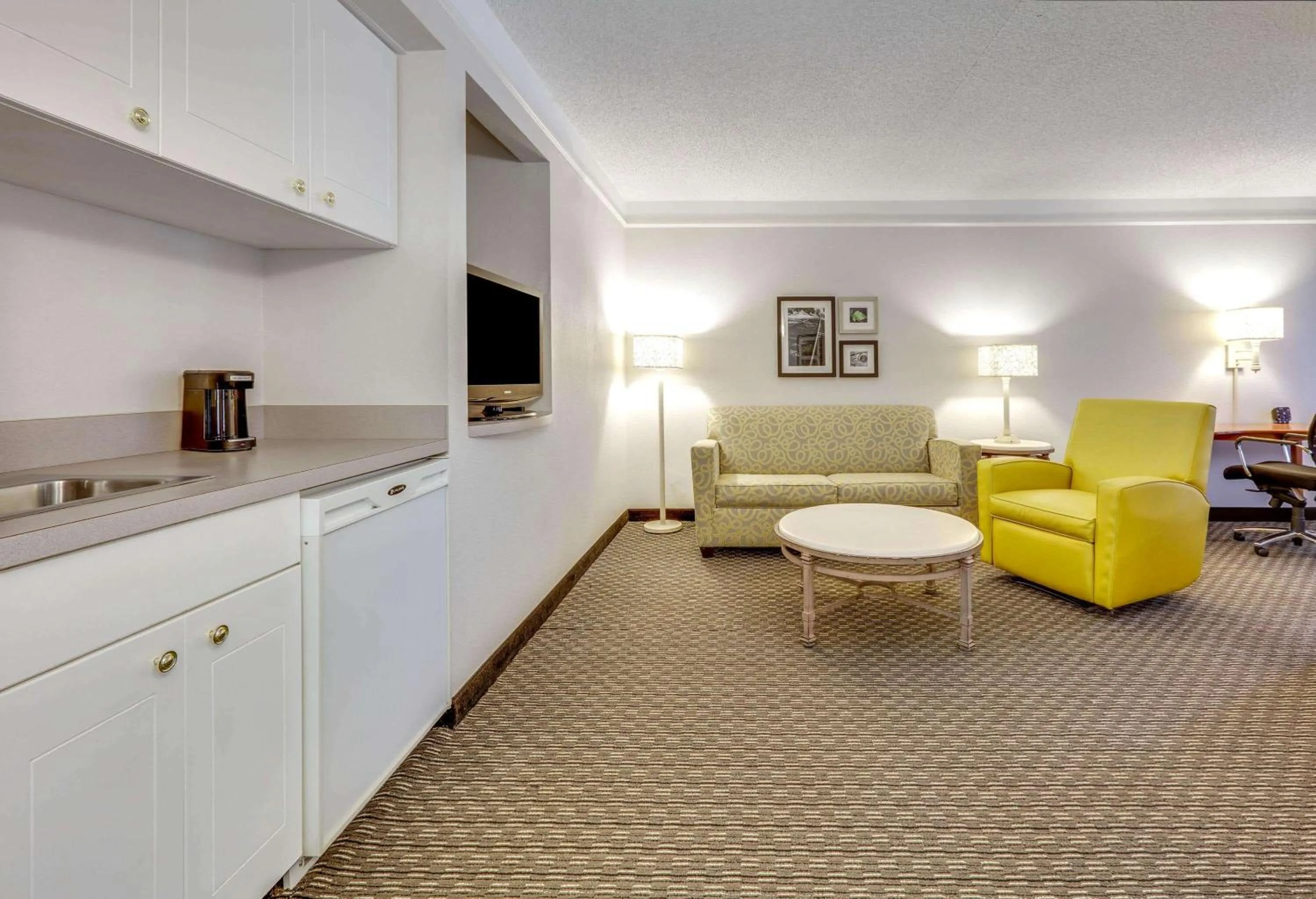 King Suite with Sofa Bed in La Quinta by Wyndham Dallas - Addison Galleria