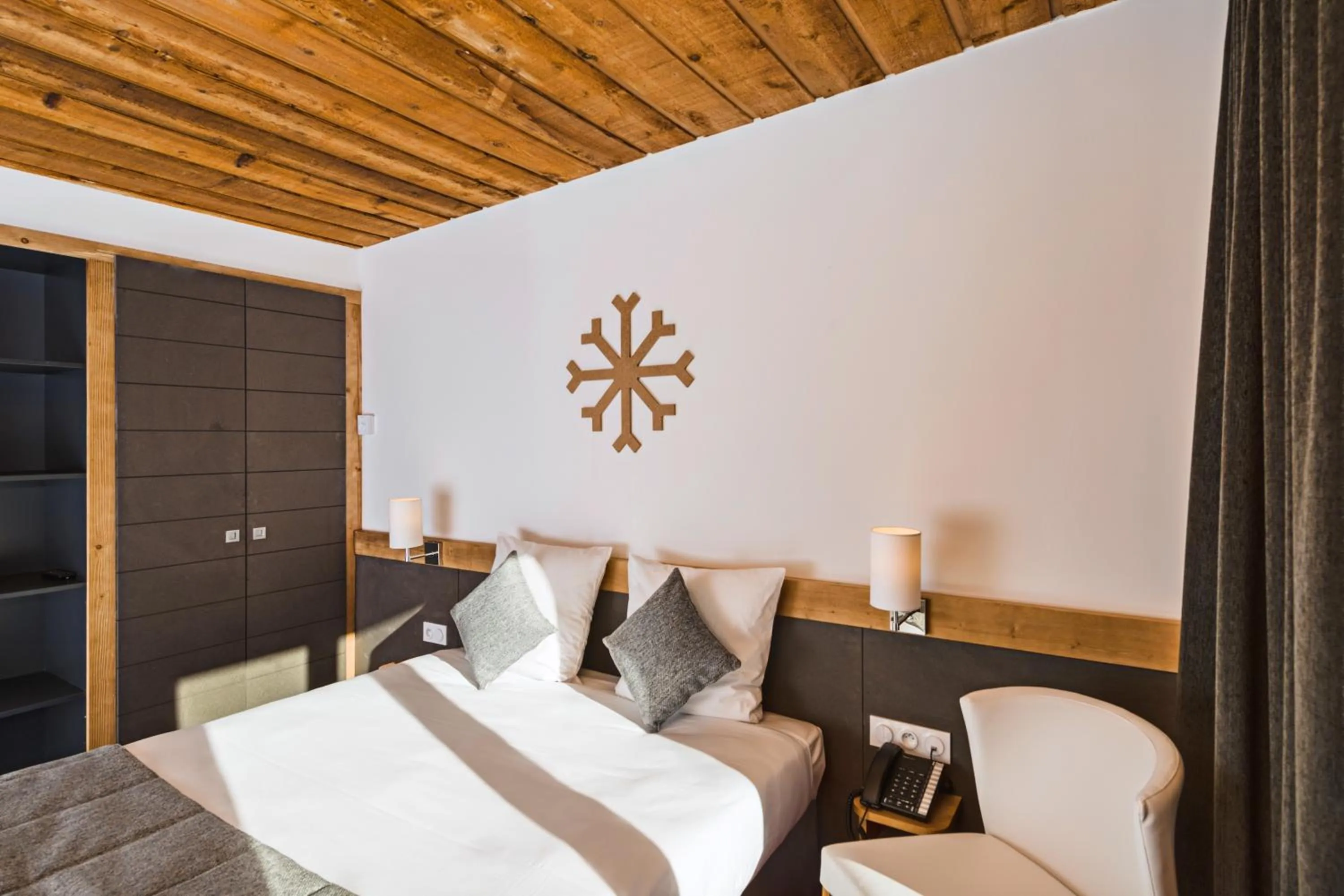 Double Room with Ski Slopes View and Terrace in Marmotel & Spa