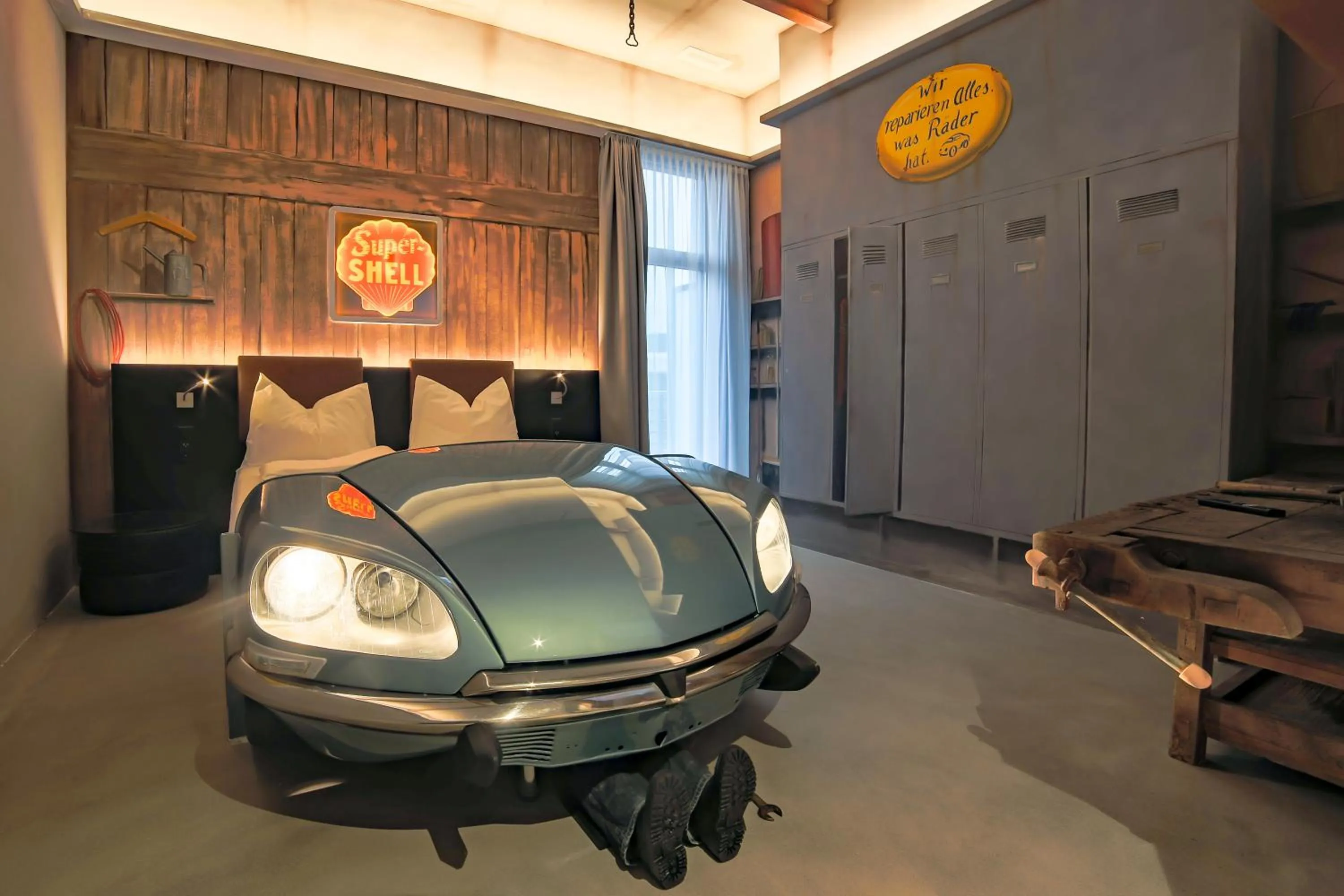 Themed Double Room Garage in Self Check-in Hotel von Rotz