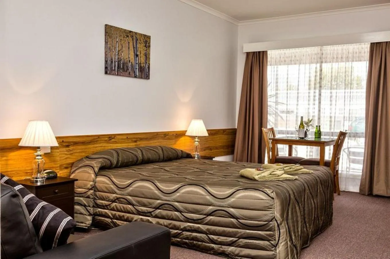 Queen Room with Spa Bath in Holbrook Town Centre Motor Inn