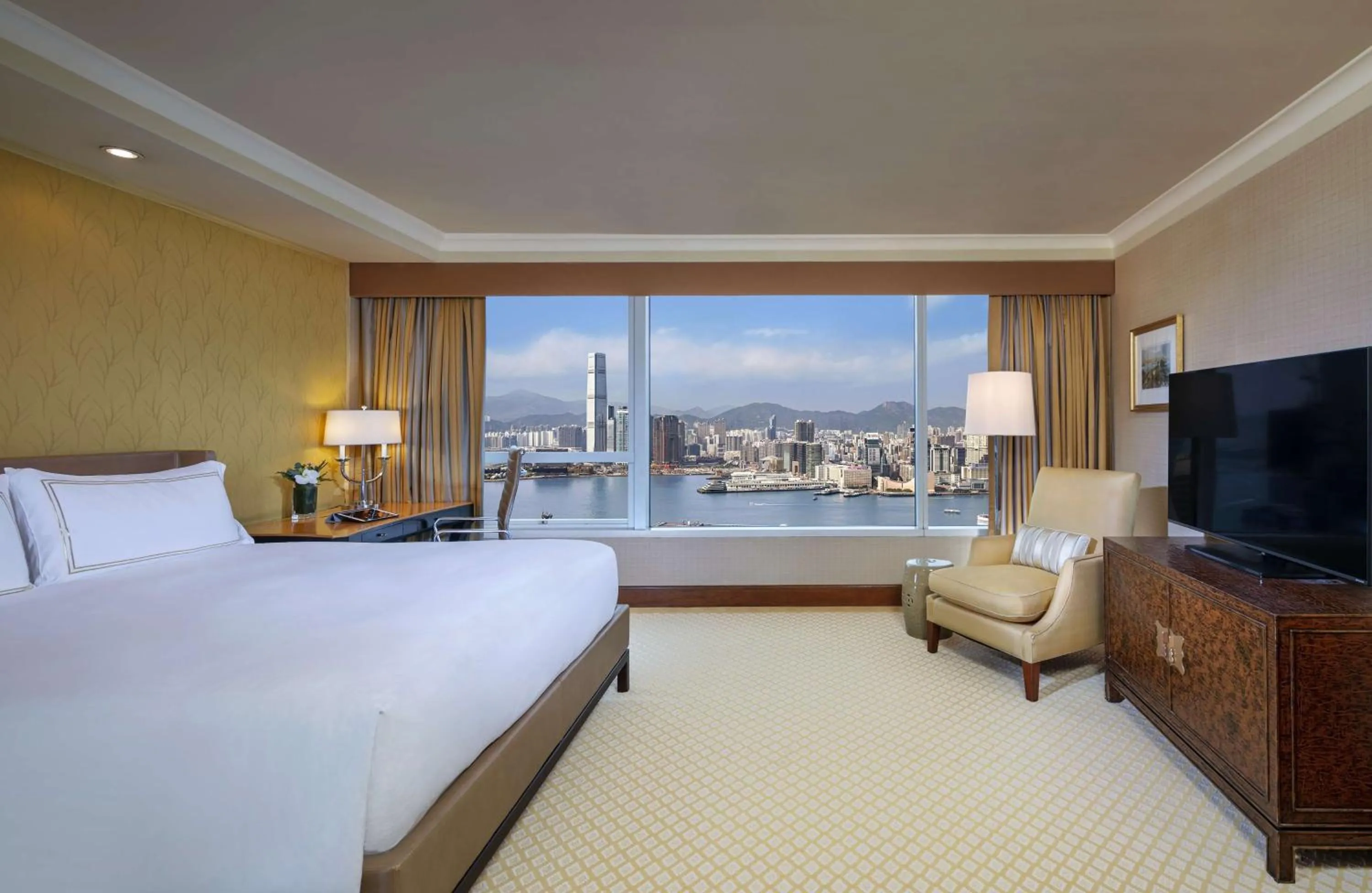 Deluxe King Room with Harbor View in Conrad Hong Kong