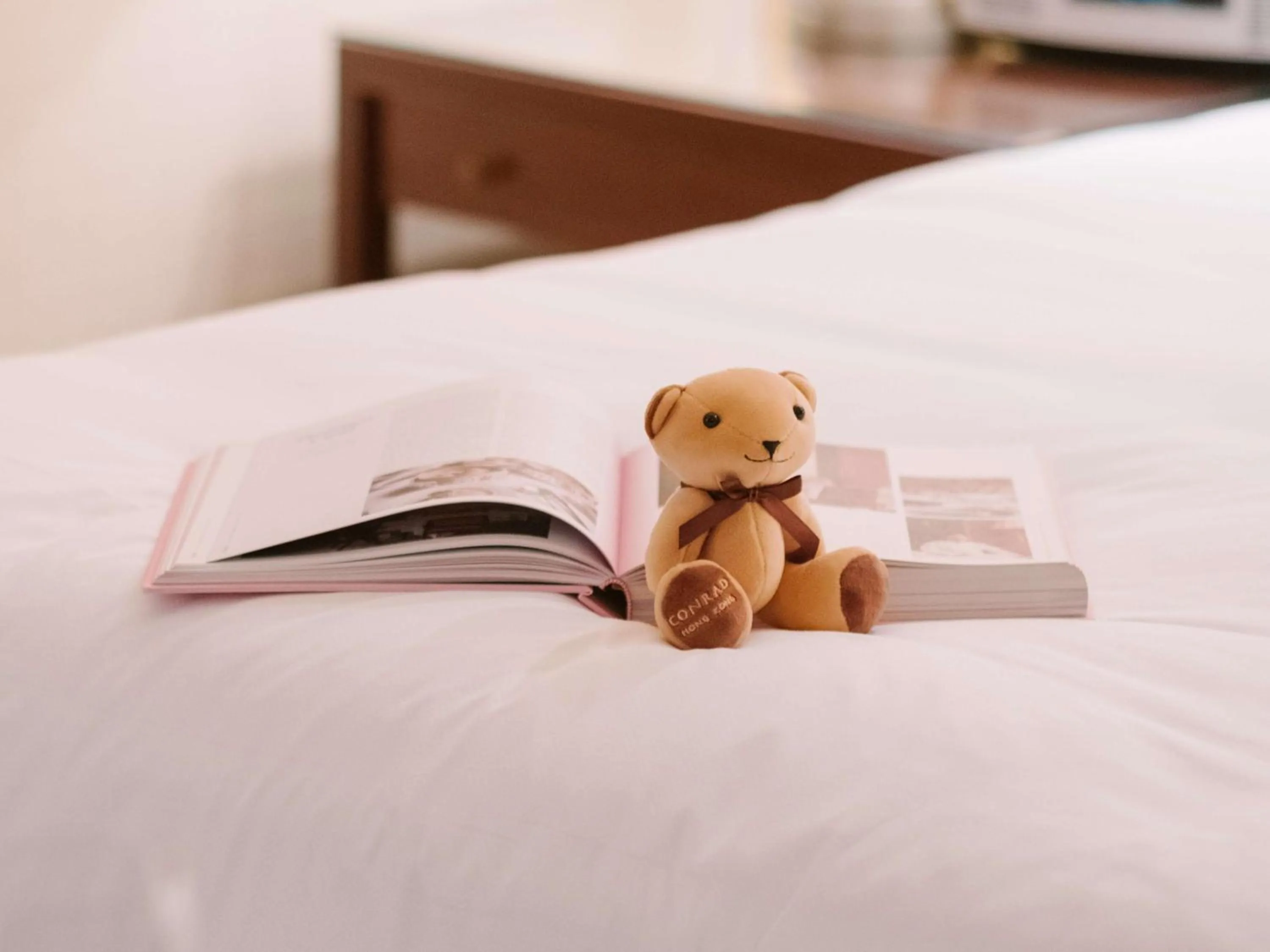 Deluxe Twin Room with Peak View in Conrad Hong Kong