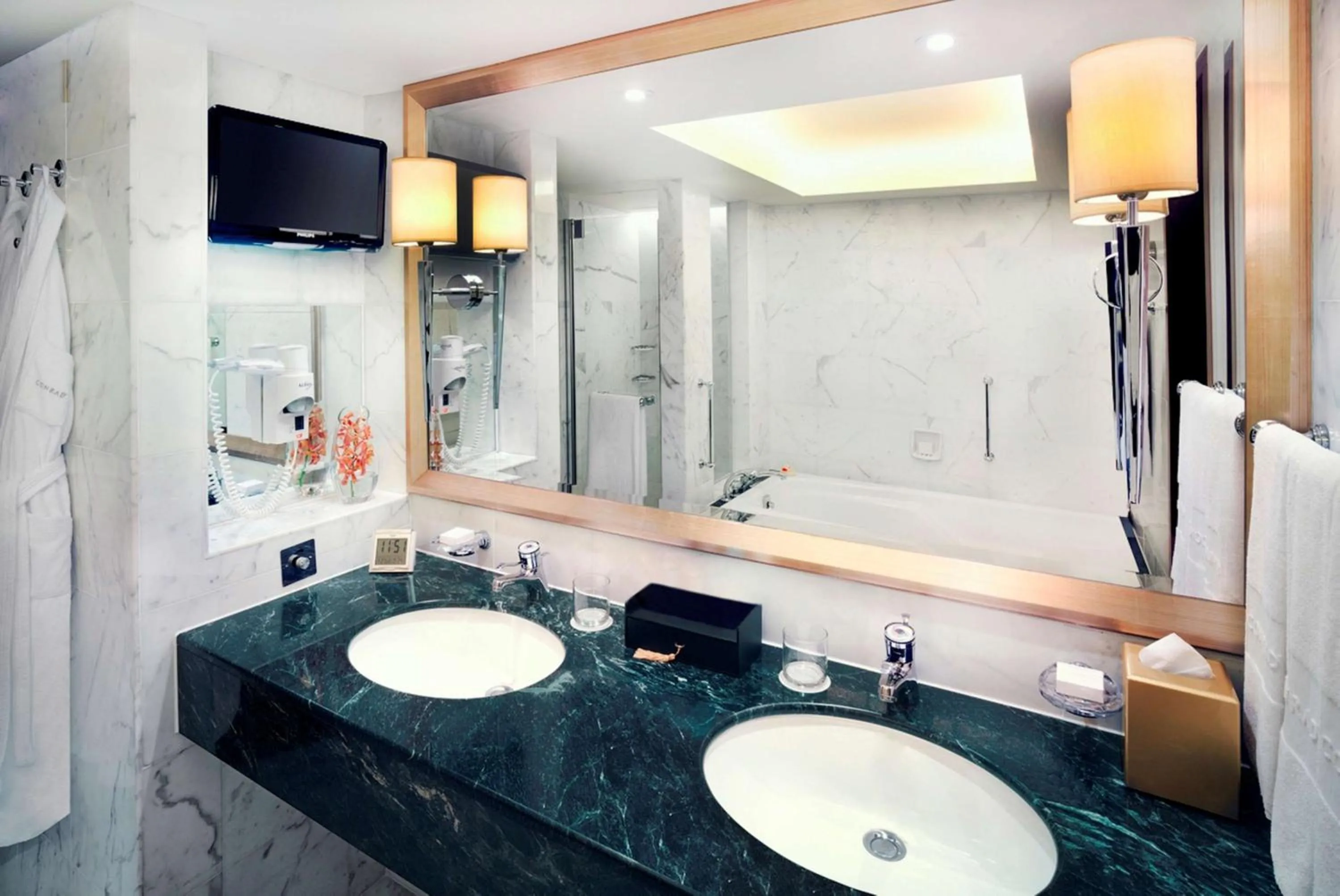 Executive King Room with Harbor View in Conrad Hong Kong