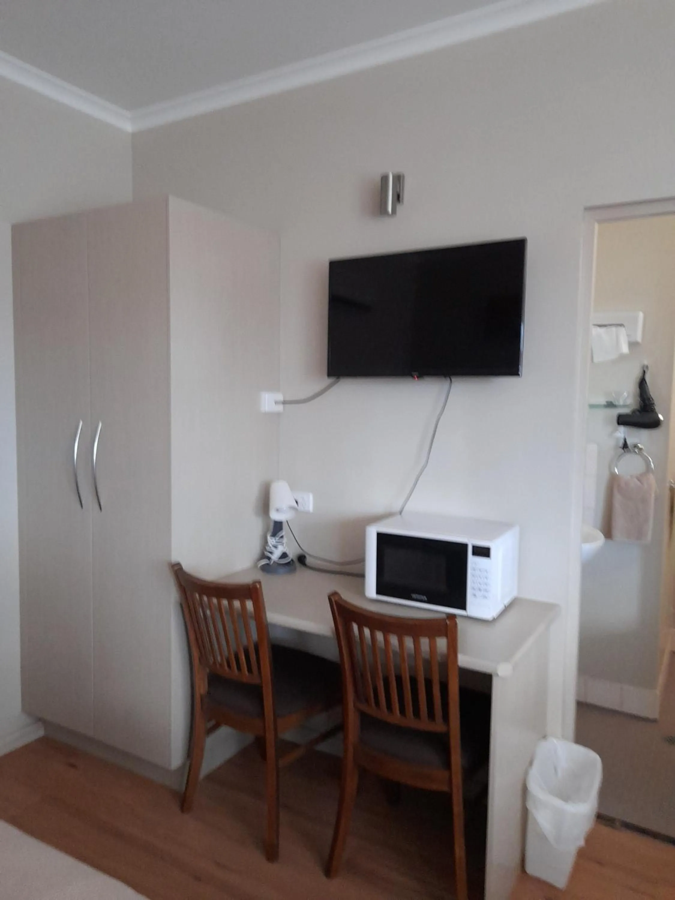 Deluxe Queen Room - single occupancy in Aromet Motor Inn