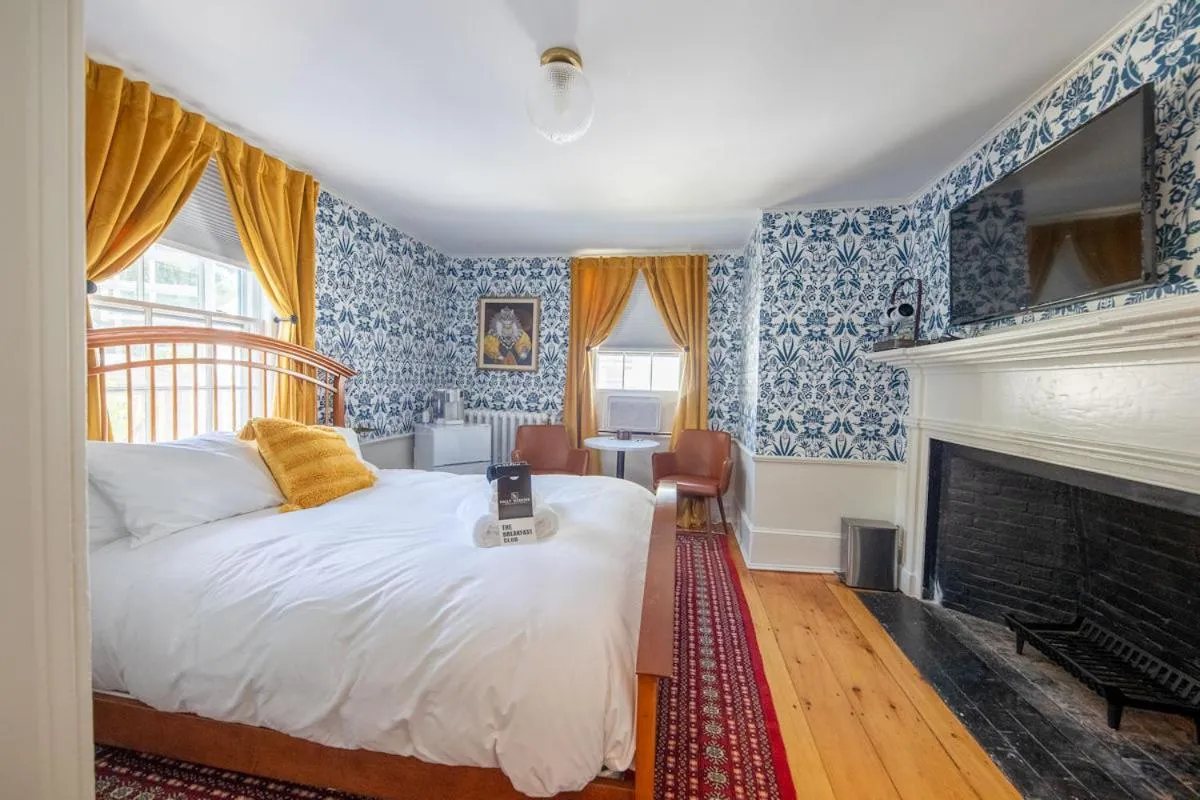 Queen Room with Garden View in Sally Webster Inn