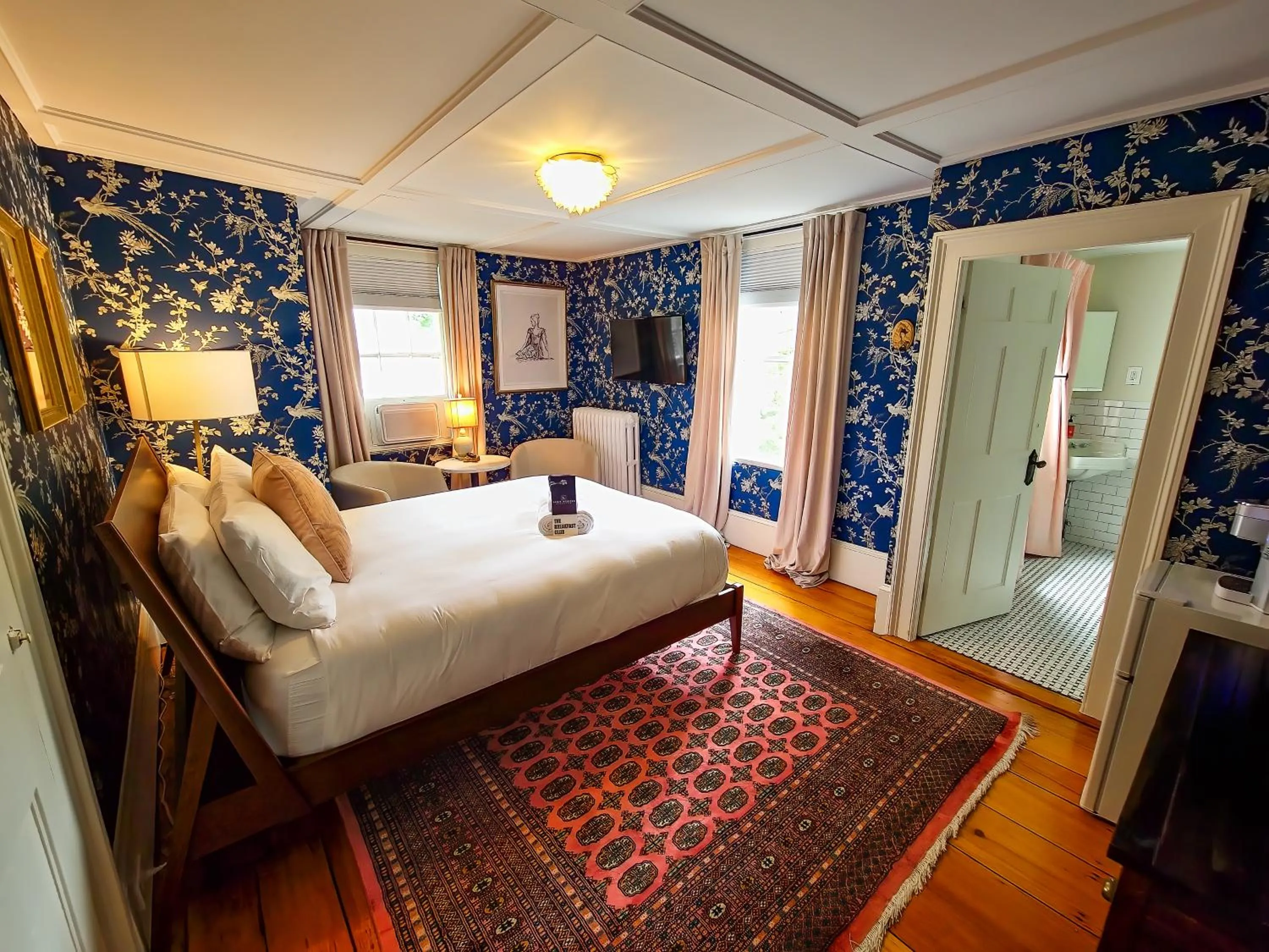 Deluxe Queen Room in Sally Webster Inn