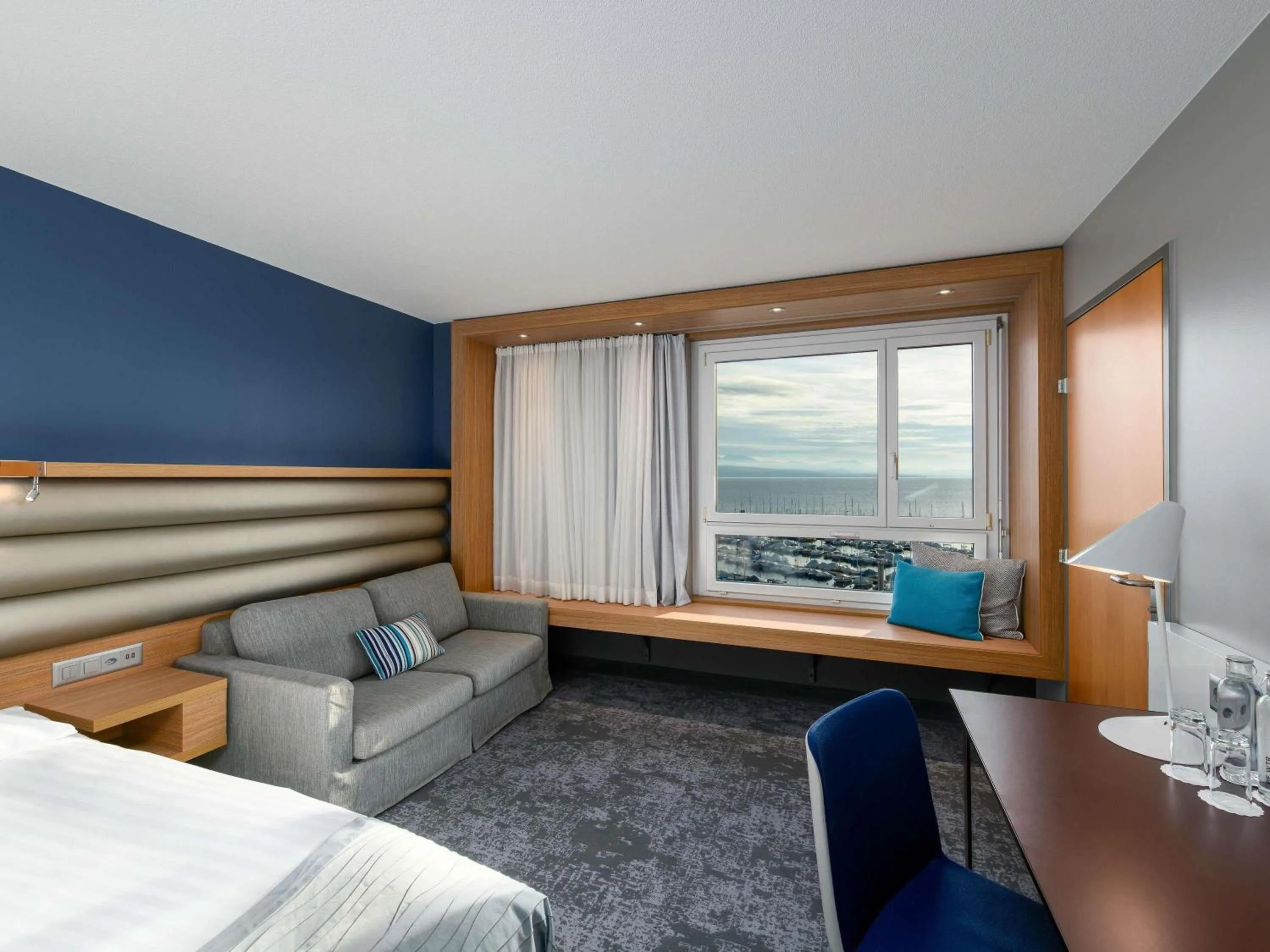 Deluxe Twin Room with Lake View in Mövenpick Hotel Lausanne