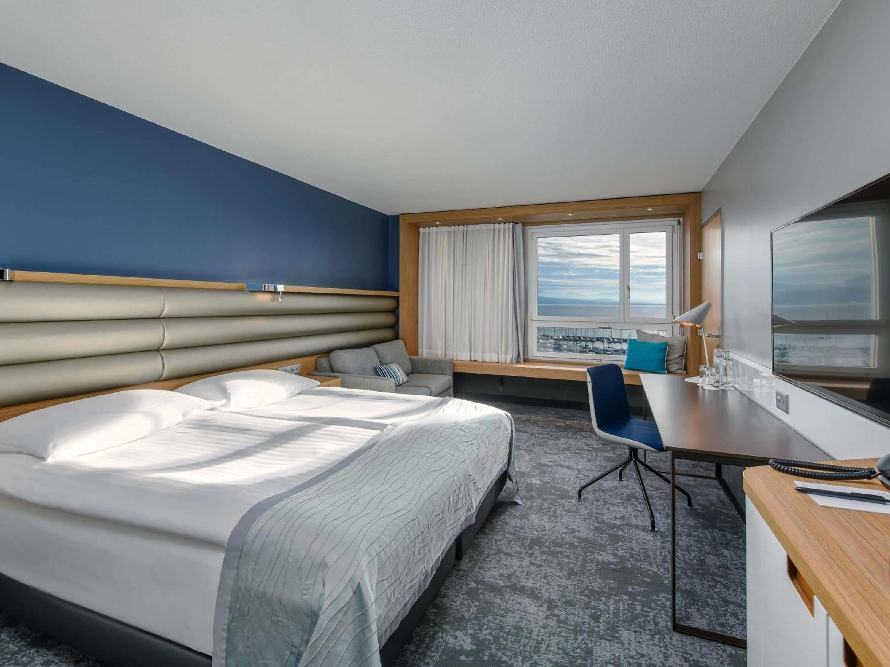 Deluxe Queen Room with Lake View in Mövenpick Hotel Lausanne