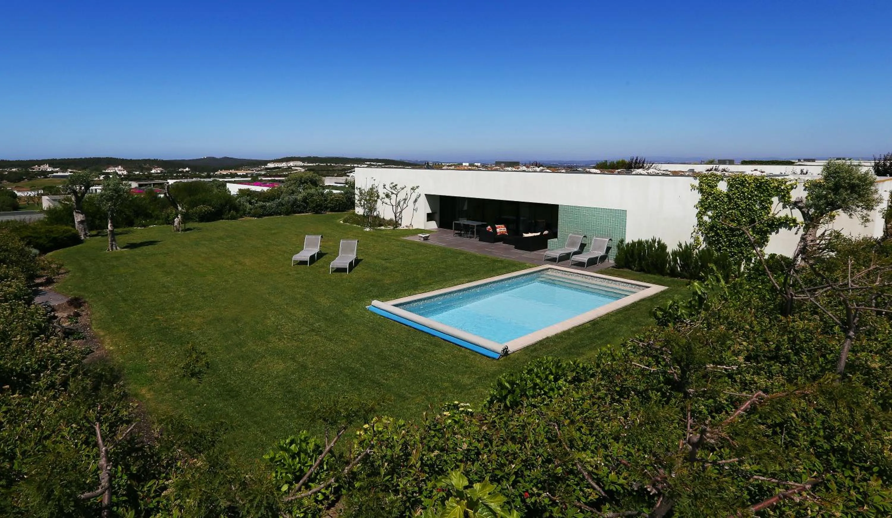 Three-Bedroom Villa with Private Pool in Bom Sucesso Resort