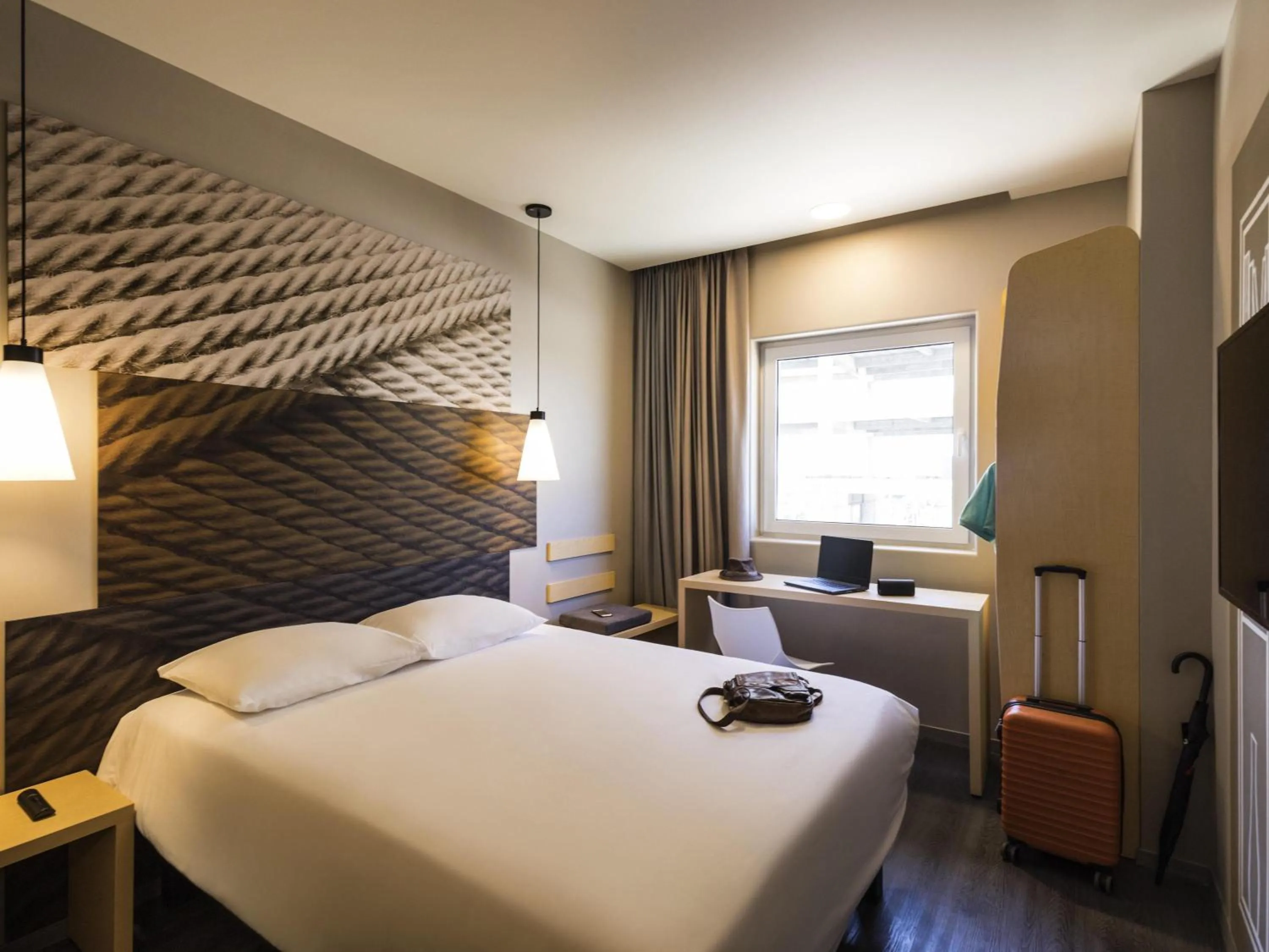 Standard Queen Room in Ibis Torreon