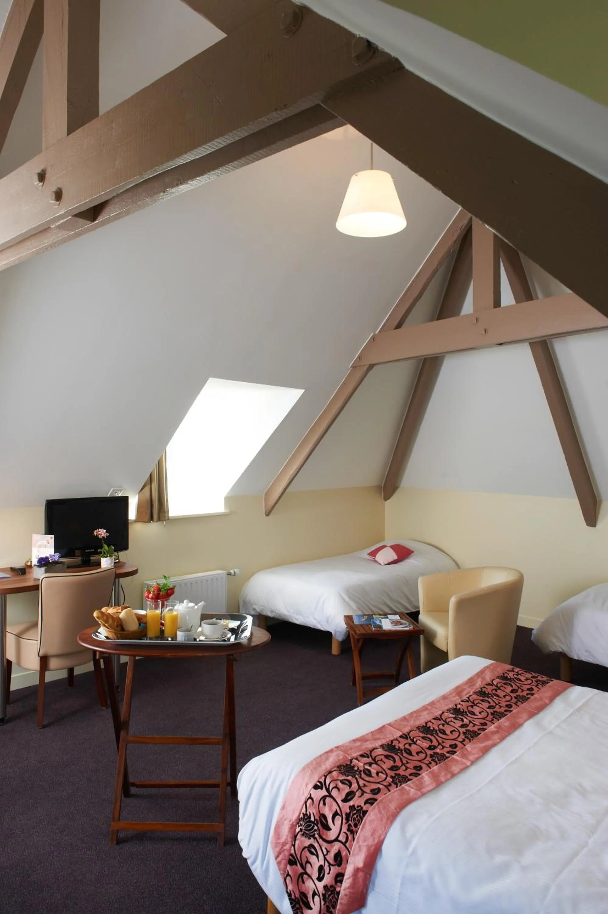 Quadruple Room with Sea View in Logis Hotel Belle-Vue