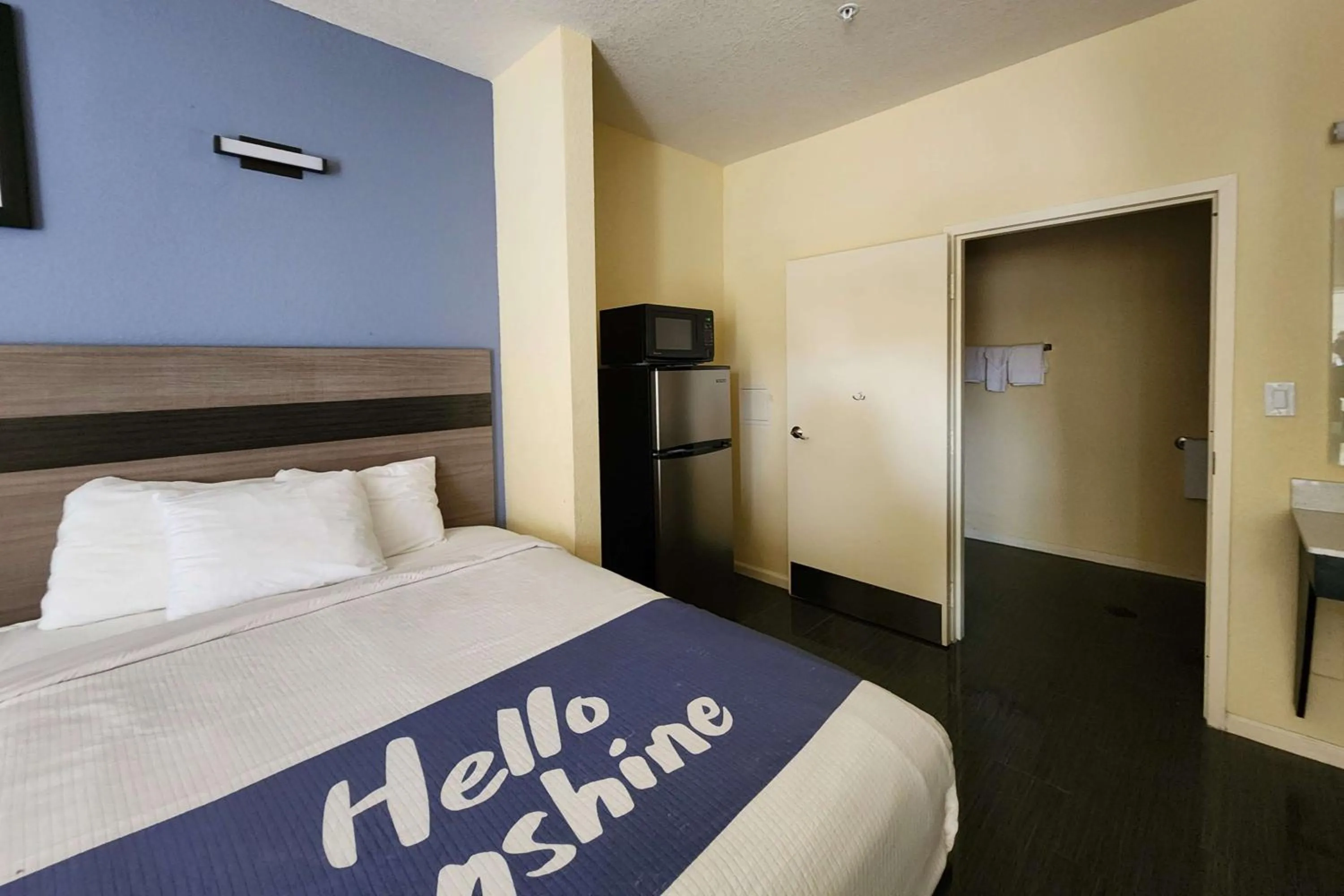 King Room with Roll-In Shower - Mobility/Hearing Accessible - Non-Smoking in Days Inn by Wyndham Freeport