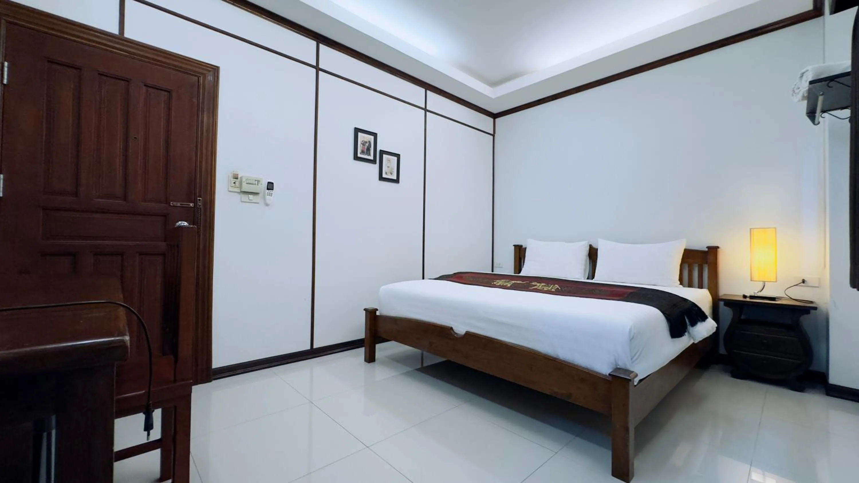 Deluxe King Room in EZ House