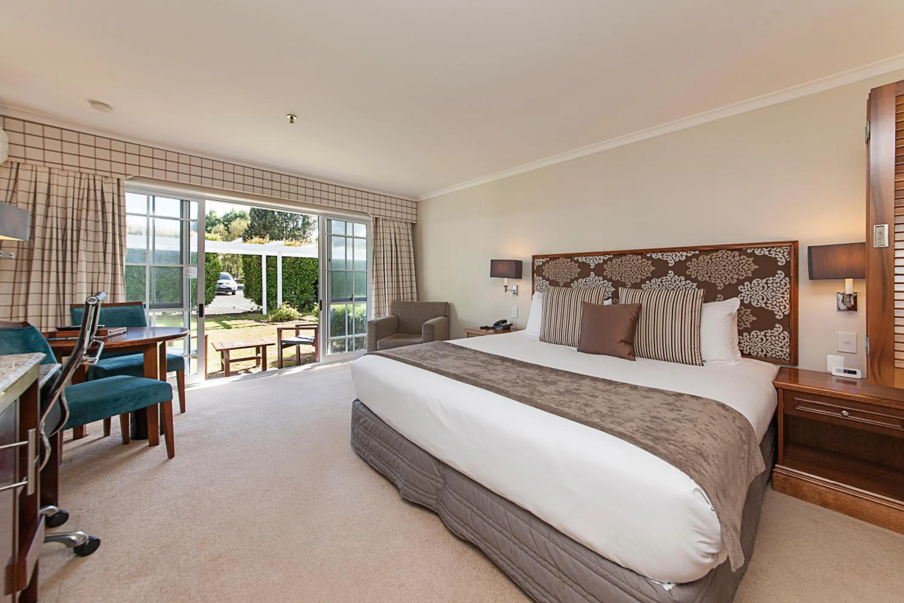 King Room with Garden View in VR Rotorua Lake Resort