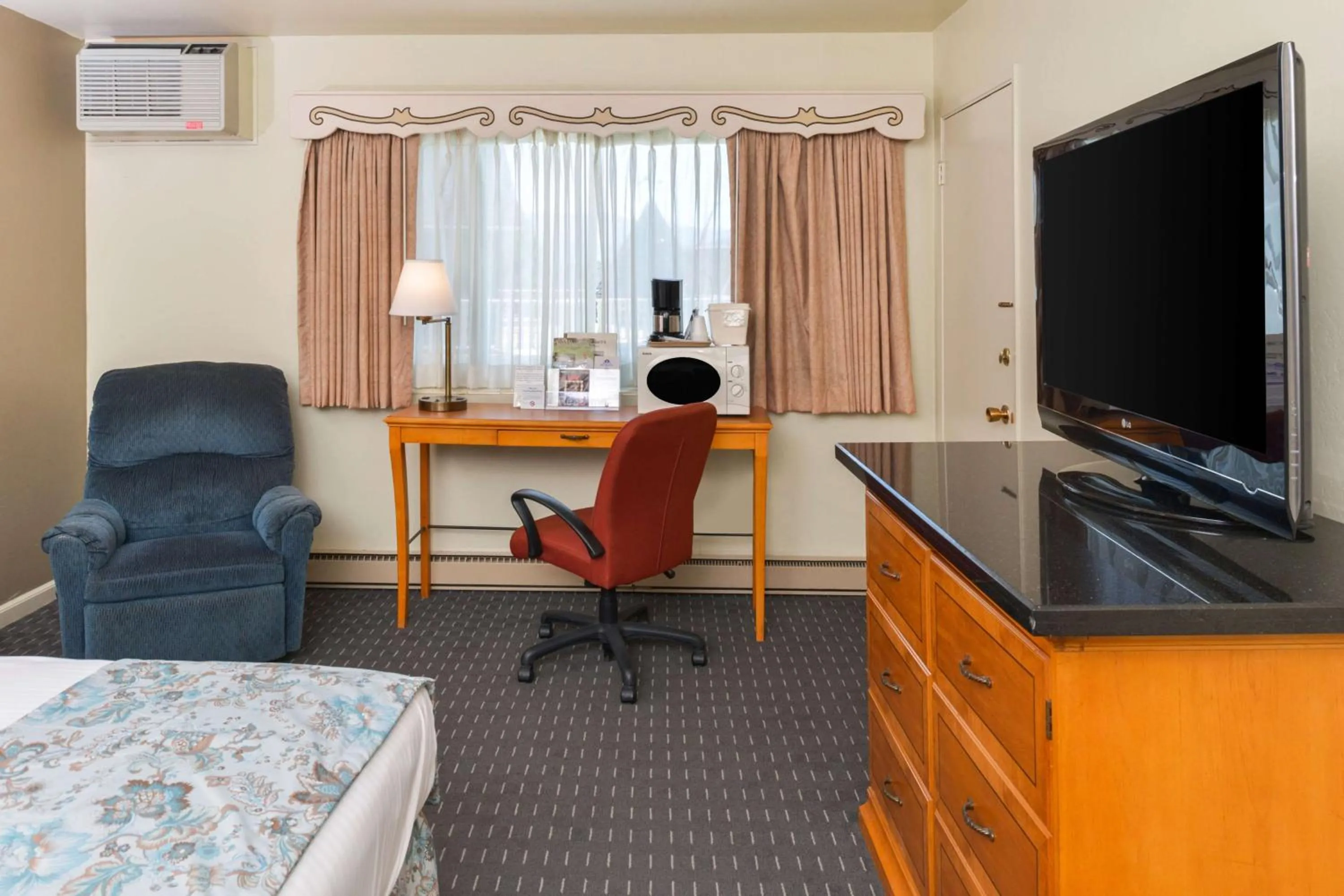 Superior King Room in Svendsgaard's Lodge- Americas Best Value Inn & Suites