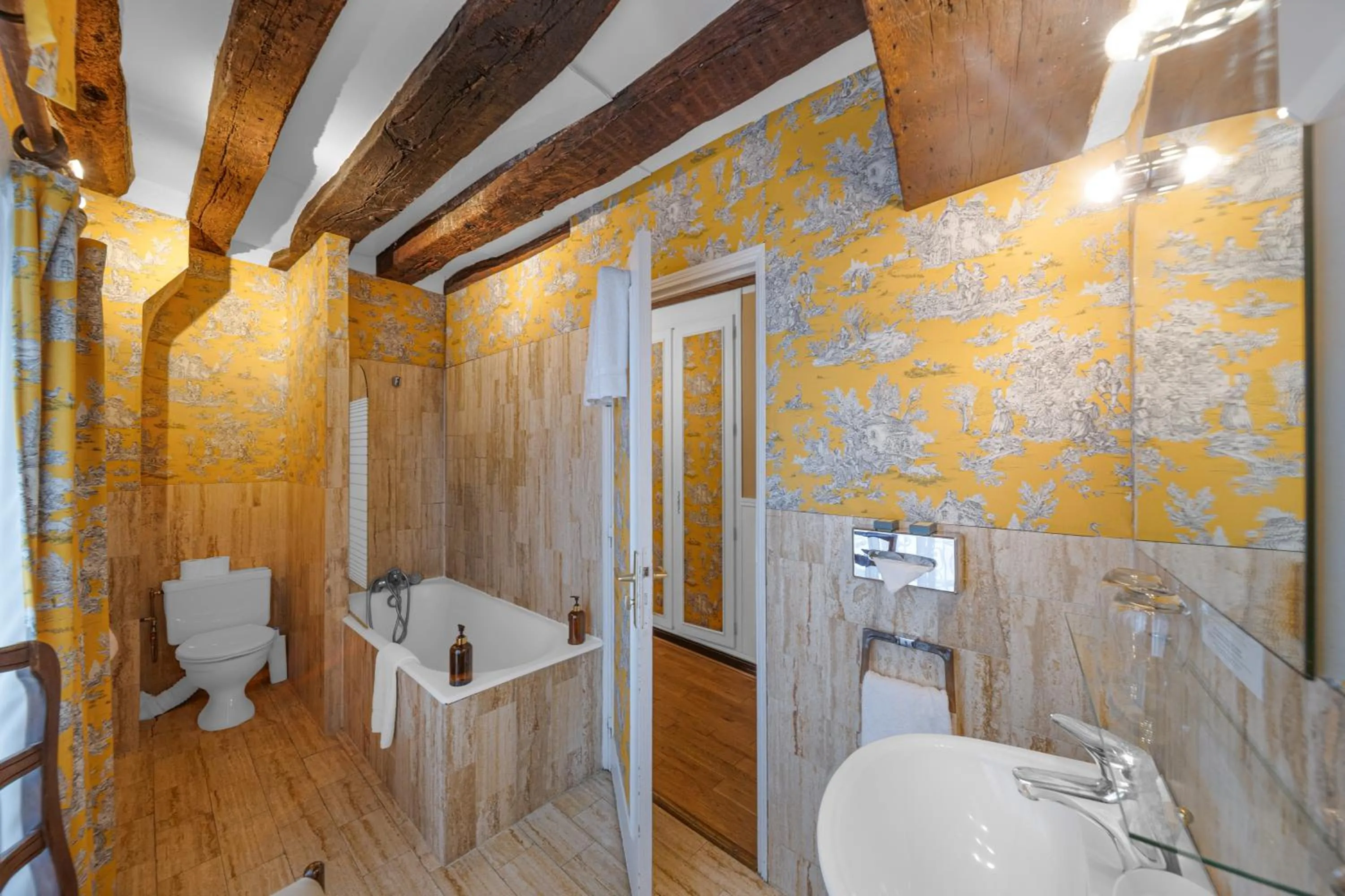 Charming Superior in Hotel de la Bretonnerie