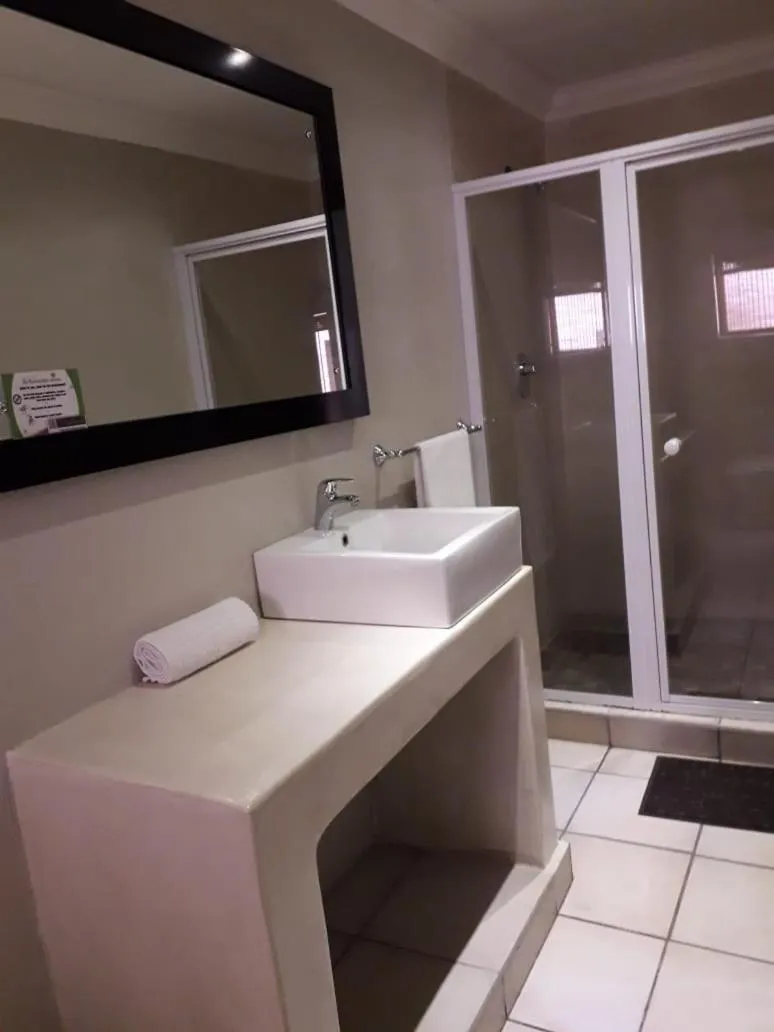 Twin/Double Room in Coyotes Hotel & Conference Centre