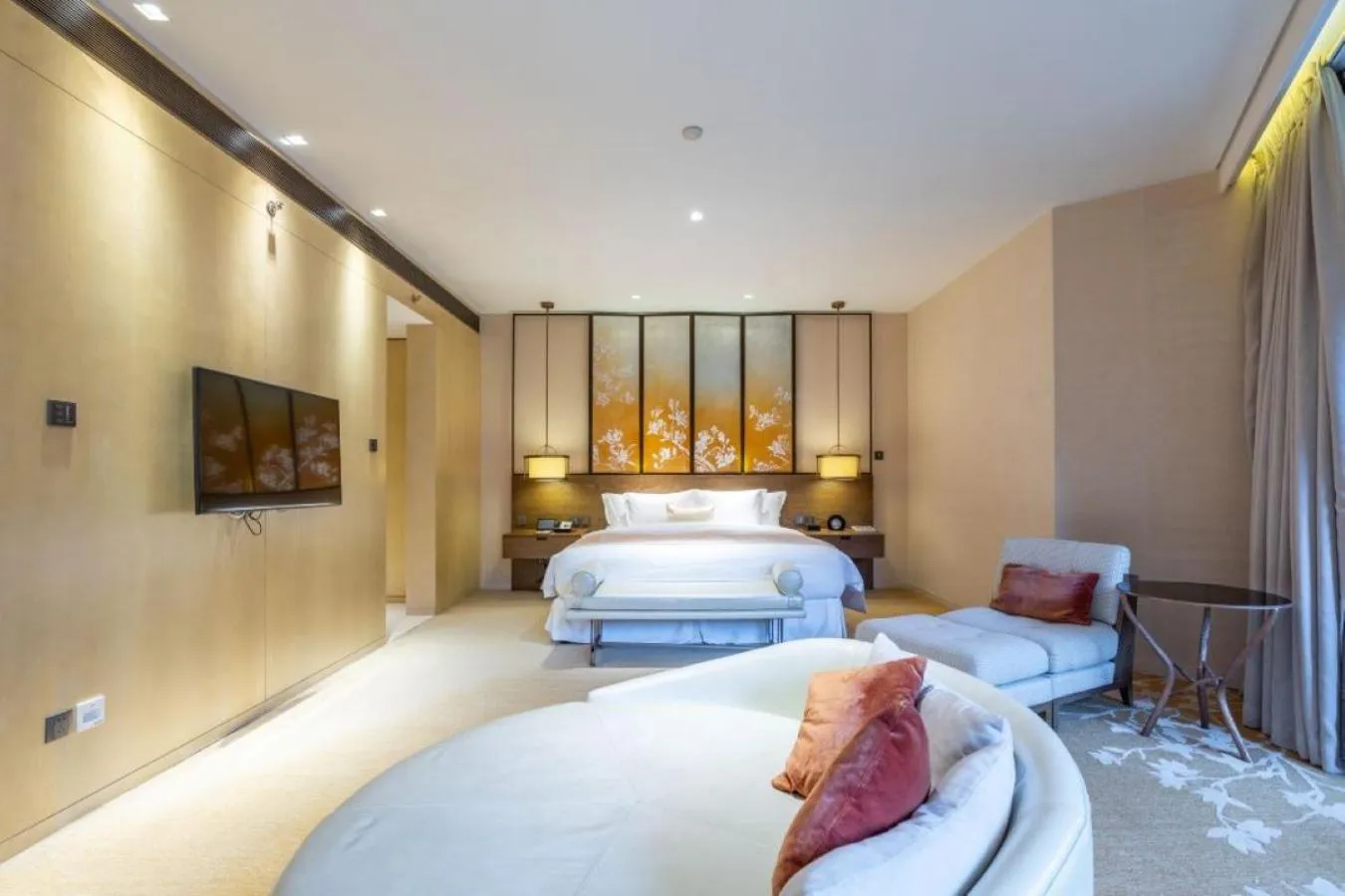 Deluxe King Suite with Round Day Bed in HUALUXE Shanghai Twelve At Hengshan