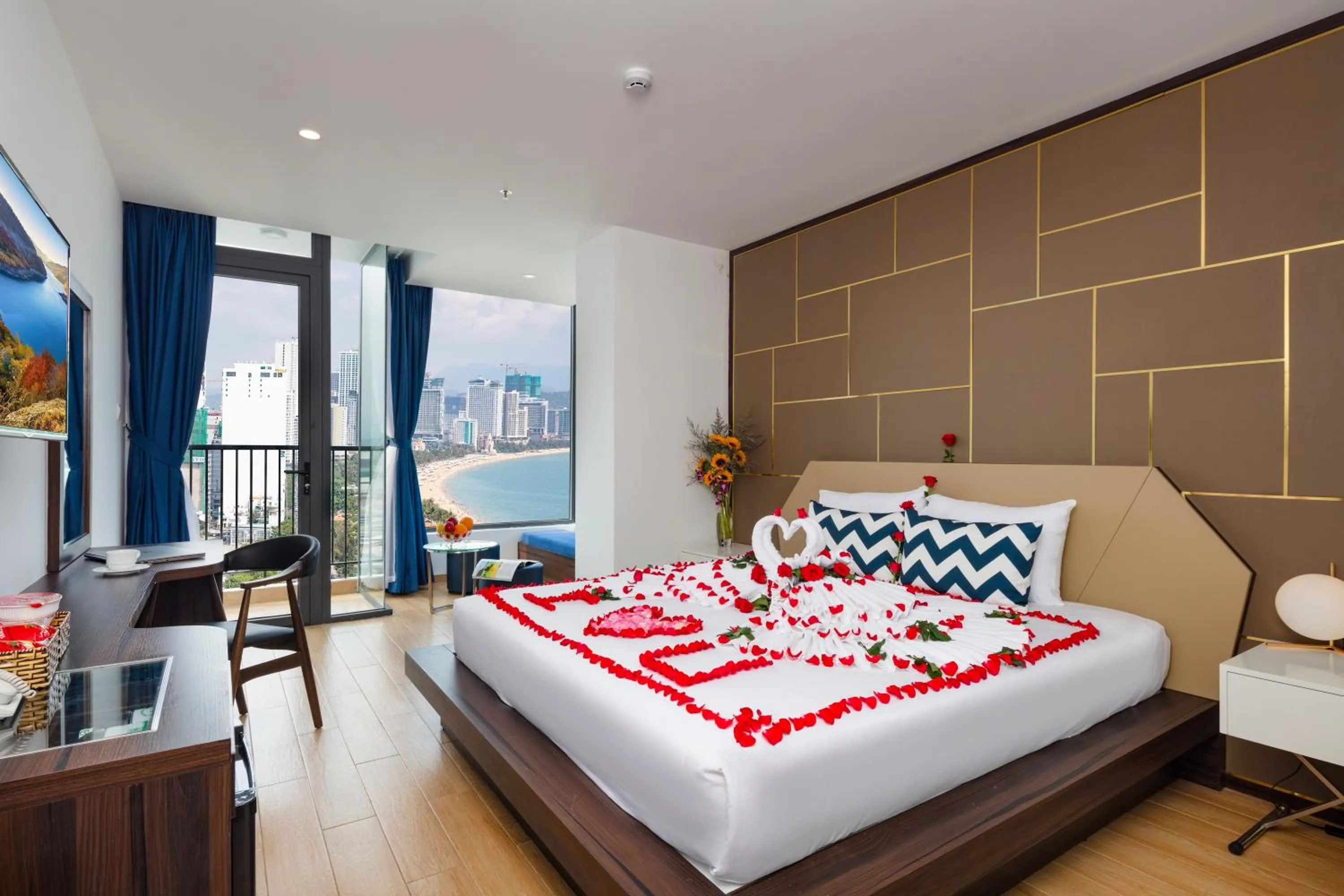 Deluxe King Room in Crown Hotel Nha Trang