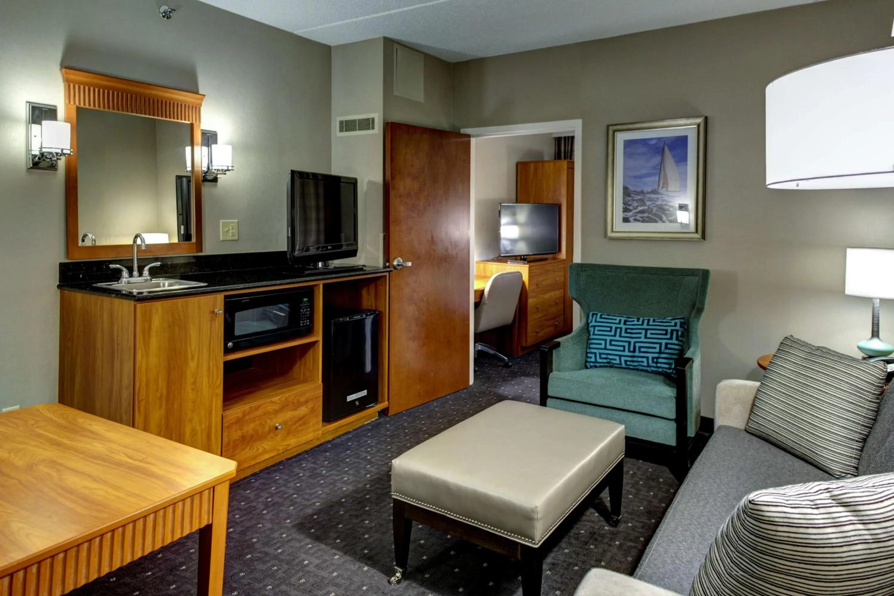 One-Bedroom Suite - Hearing Access in Embassy Suites Williamsburg