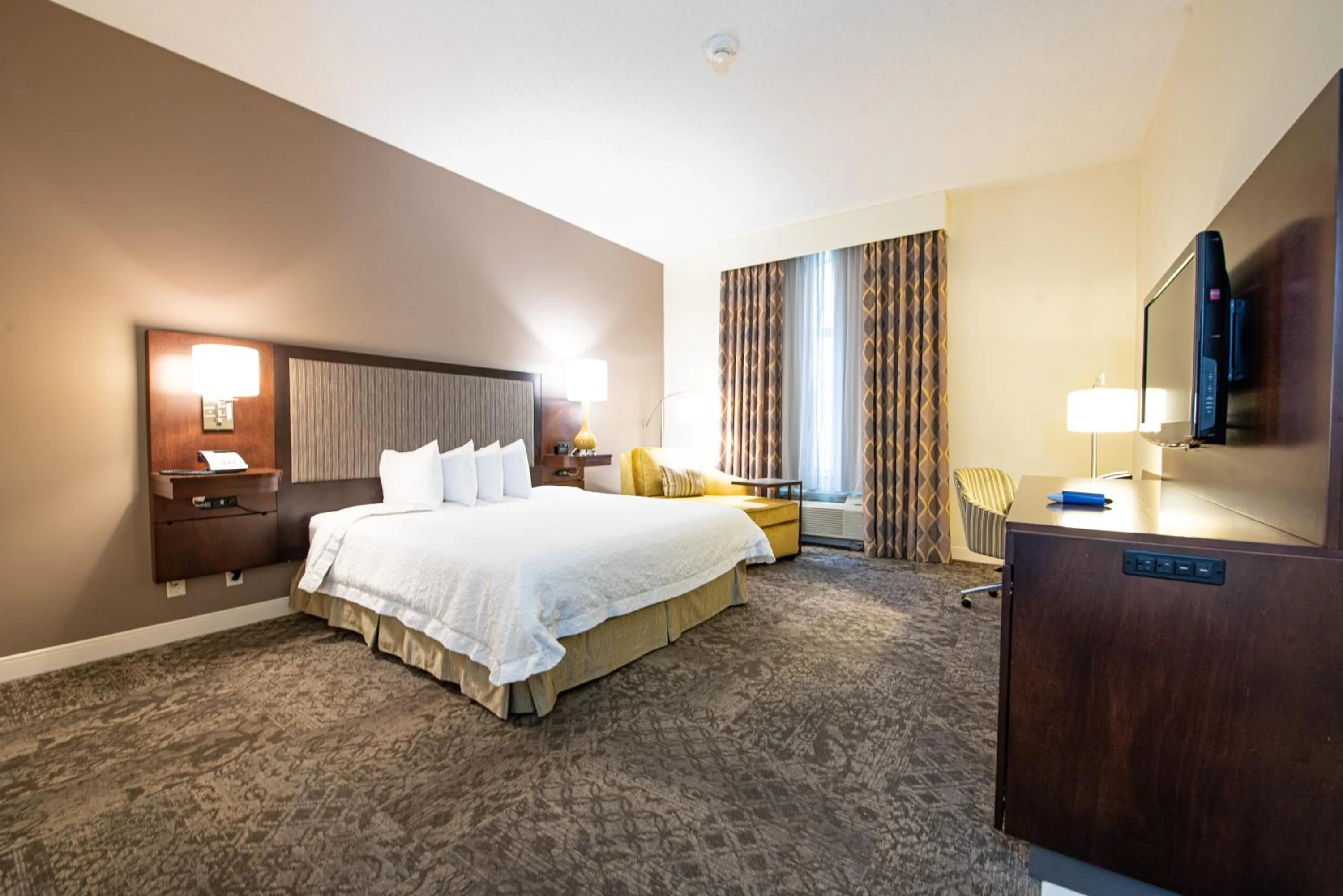 King Room - Mobility Access/Non-Smoking in Hampton Inn & Suites By Hilton - Rockville Centre