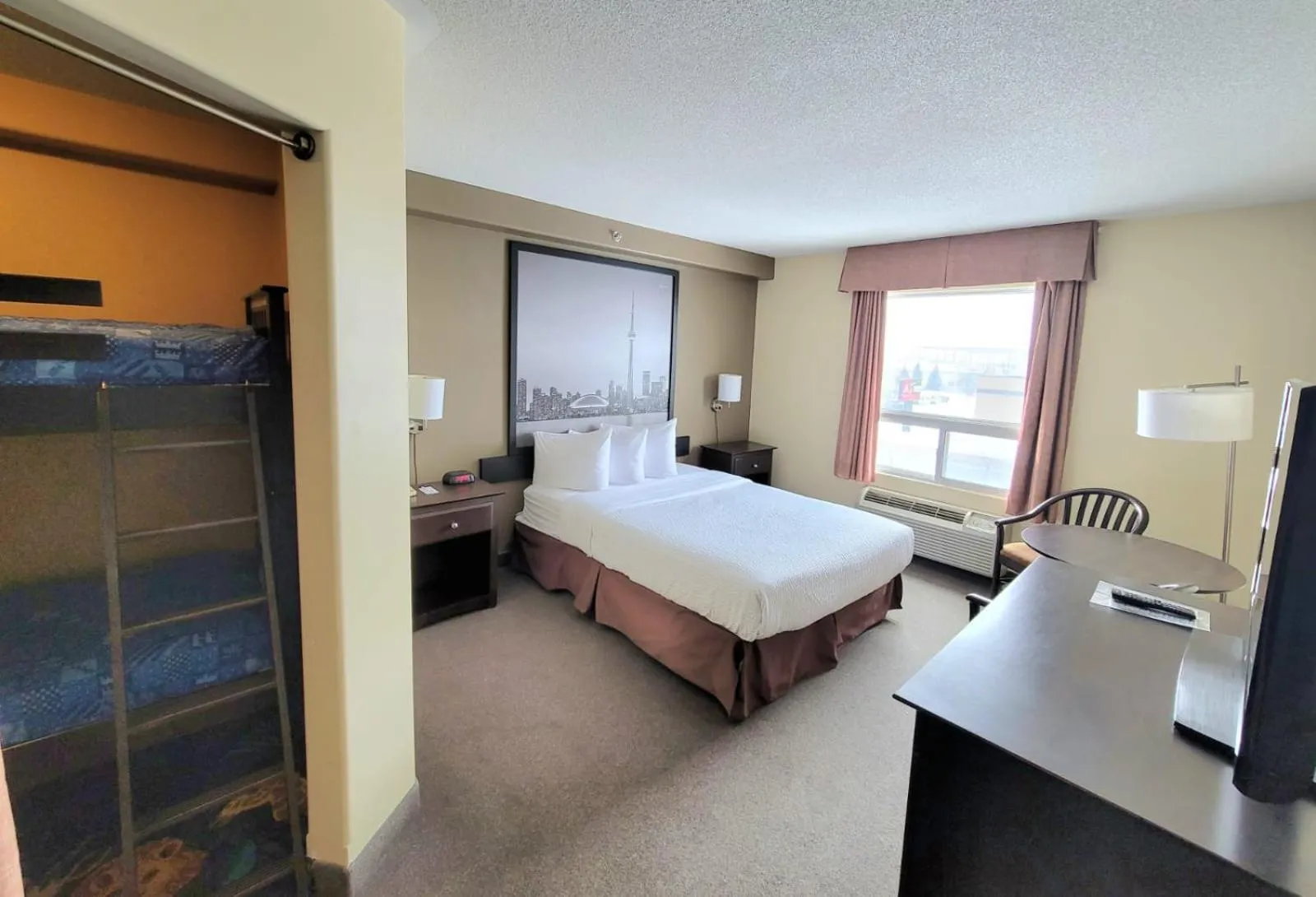 Queen Suite with Bunk Bed - Non-Smoking in Super 8 by Wyndham Barrie South