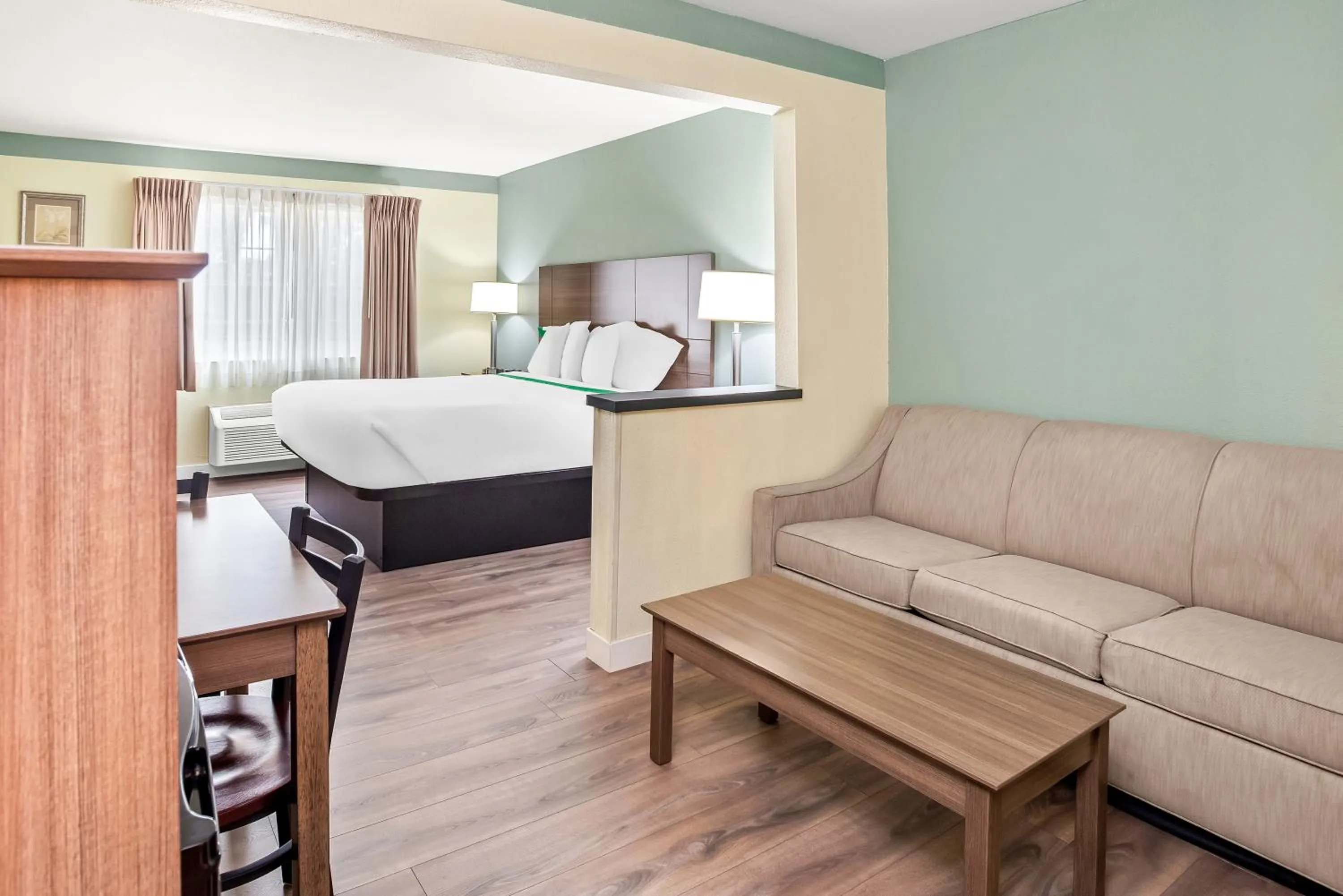 King Bed Non Smoking in GuestHouse Inn & Suites Kelso/Longview