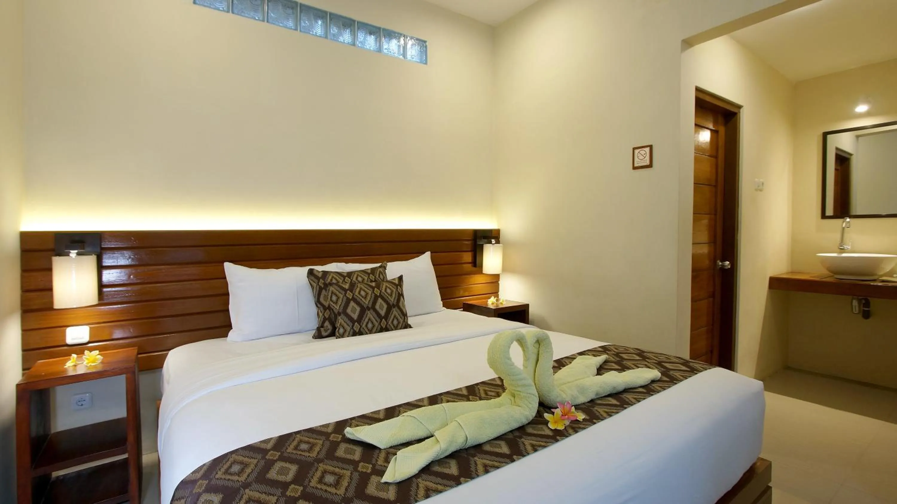 Deluxe Queen Room in S5 Guest House Yogyakarta