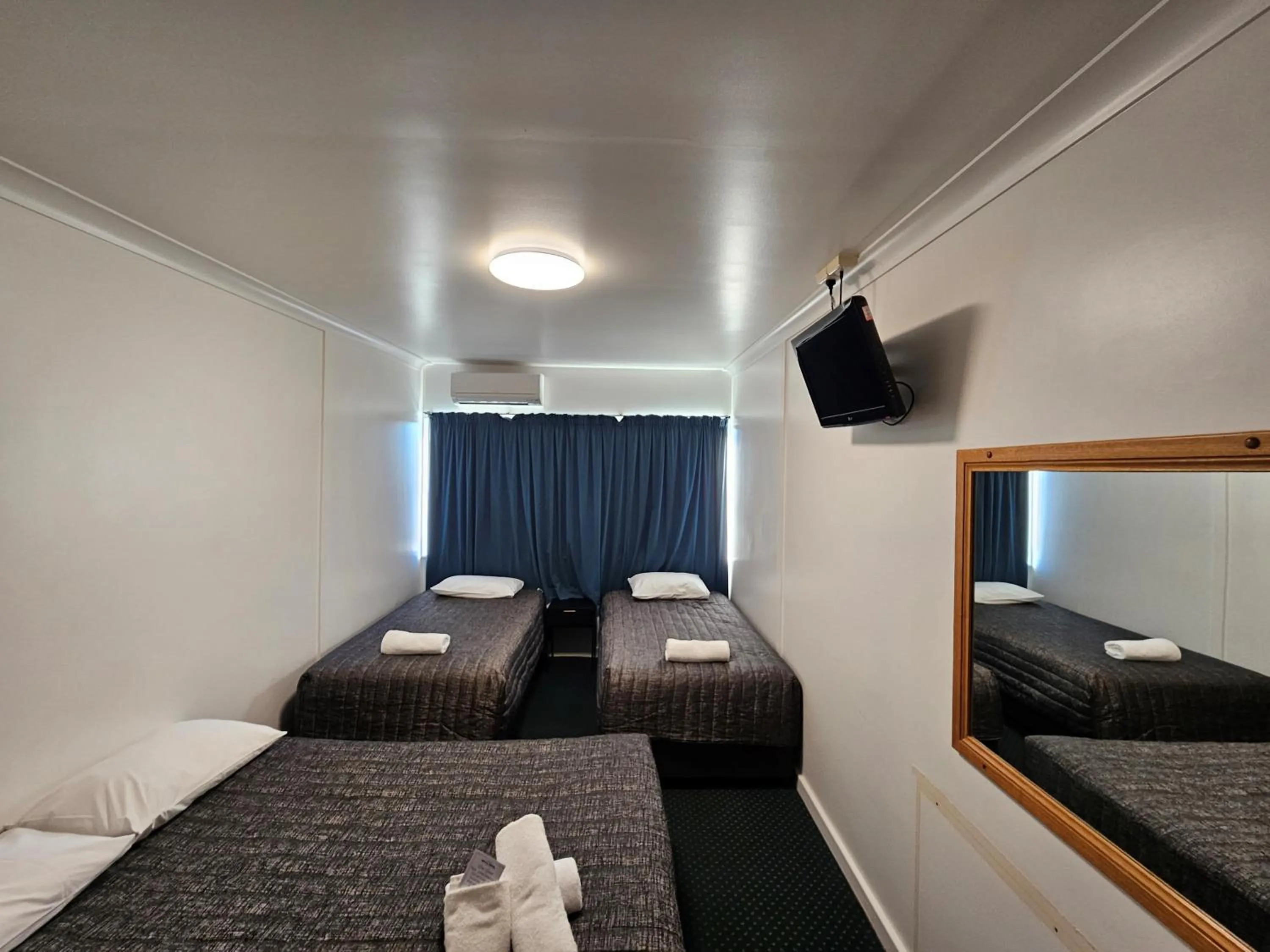 Family Room with Shared Bathroom in O'Shea's Royal Hotel