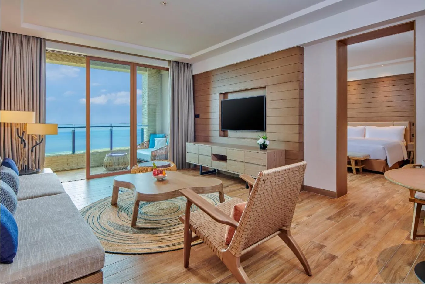 Deluxe Suite with Sea View in DoubleTree by Hilton Shanwei