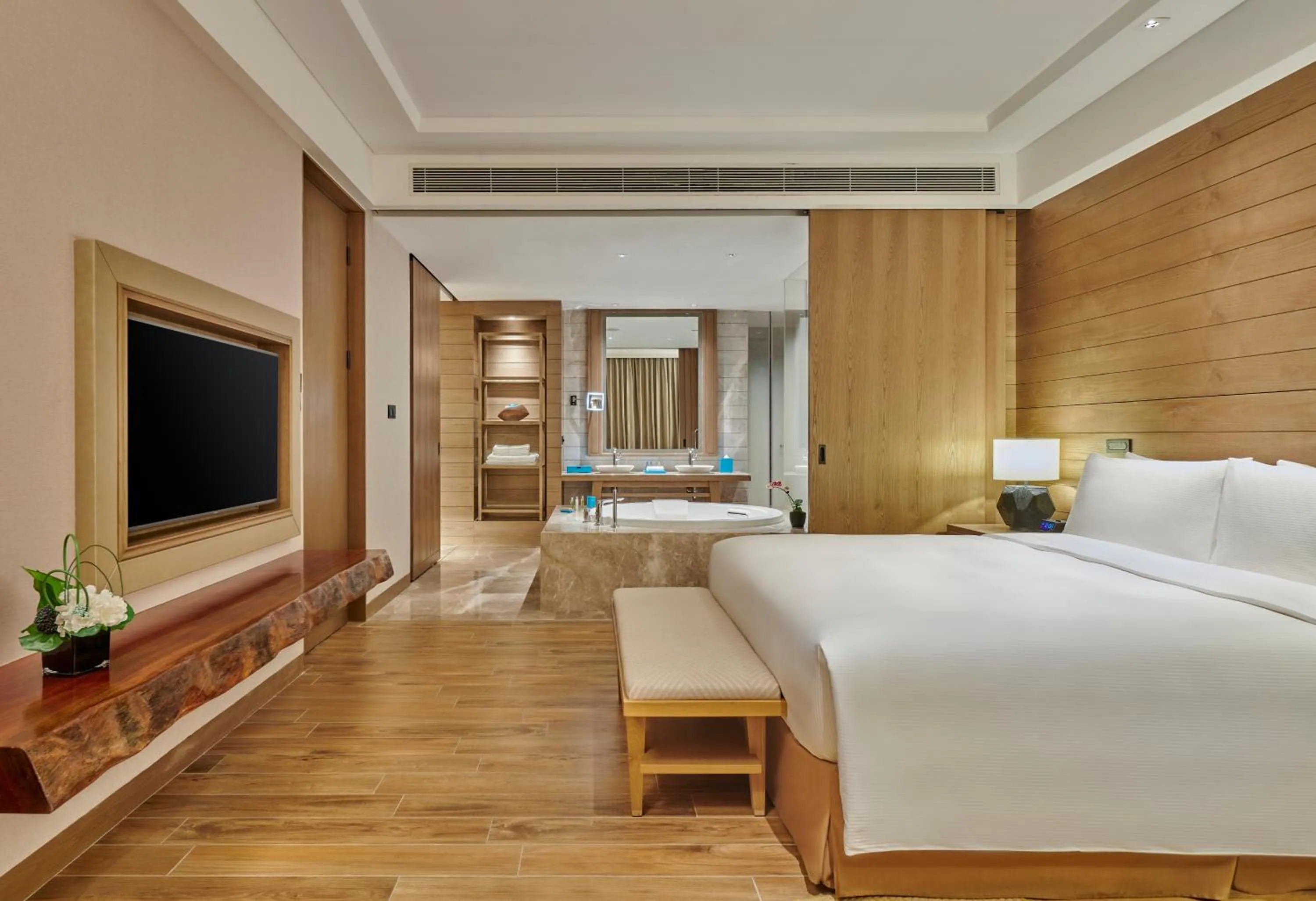 Deluxe Suite in DoubleTree by Hilton Shanwei